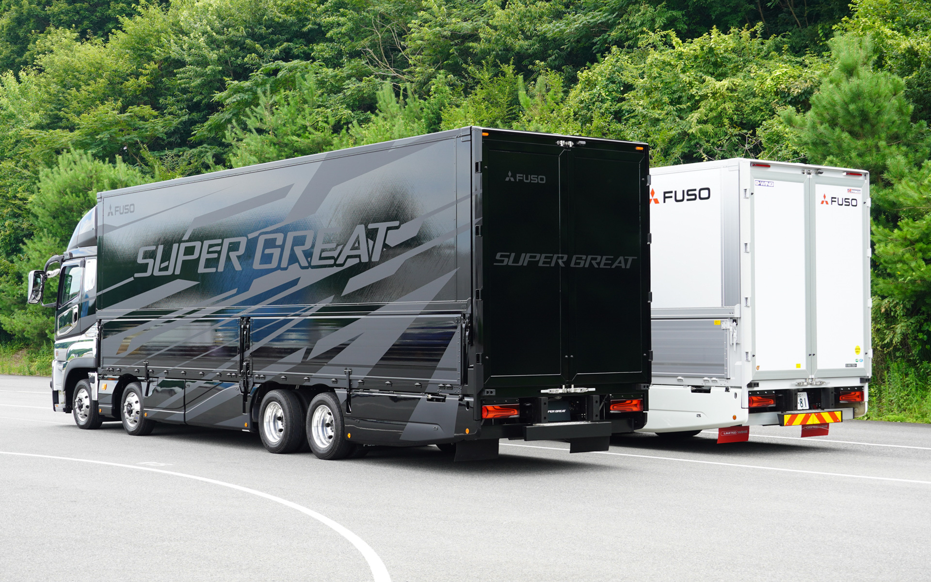 どちらもサイドスカートを装着して、リアはオプションのLEDリアコンビネーションランプを装着している