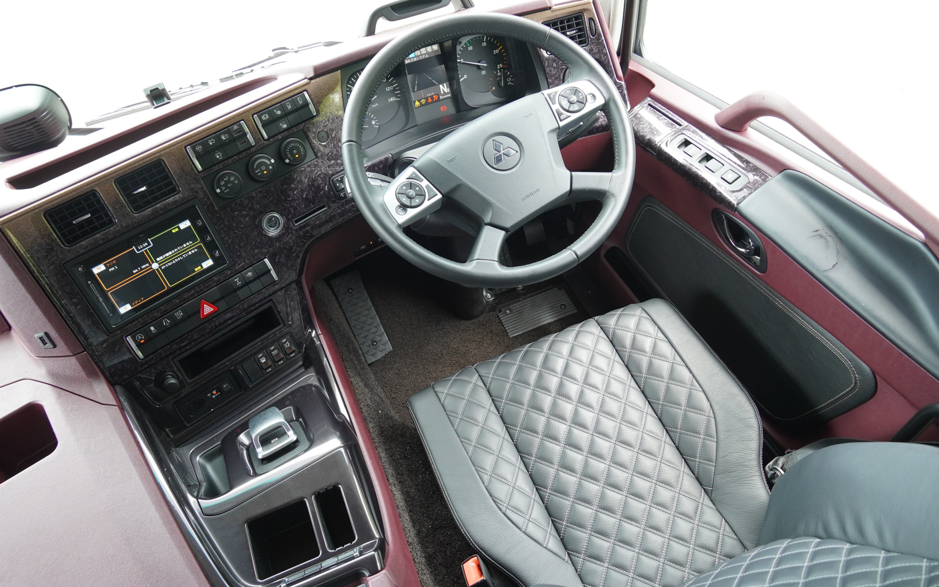 PREMIUM Line（Executive Package）に加えてショーモデルとしてドレスアップしているインテリア