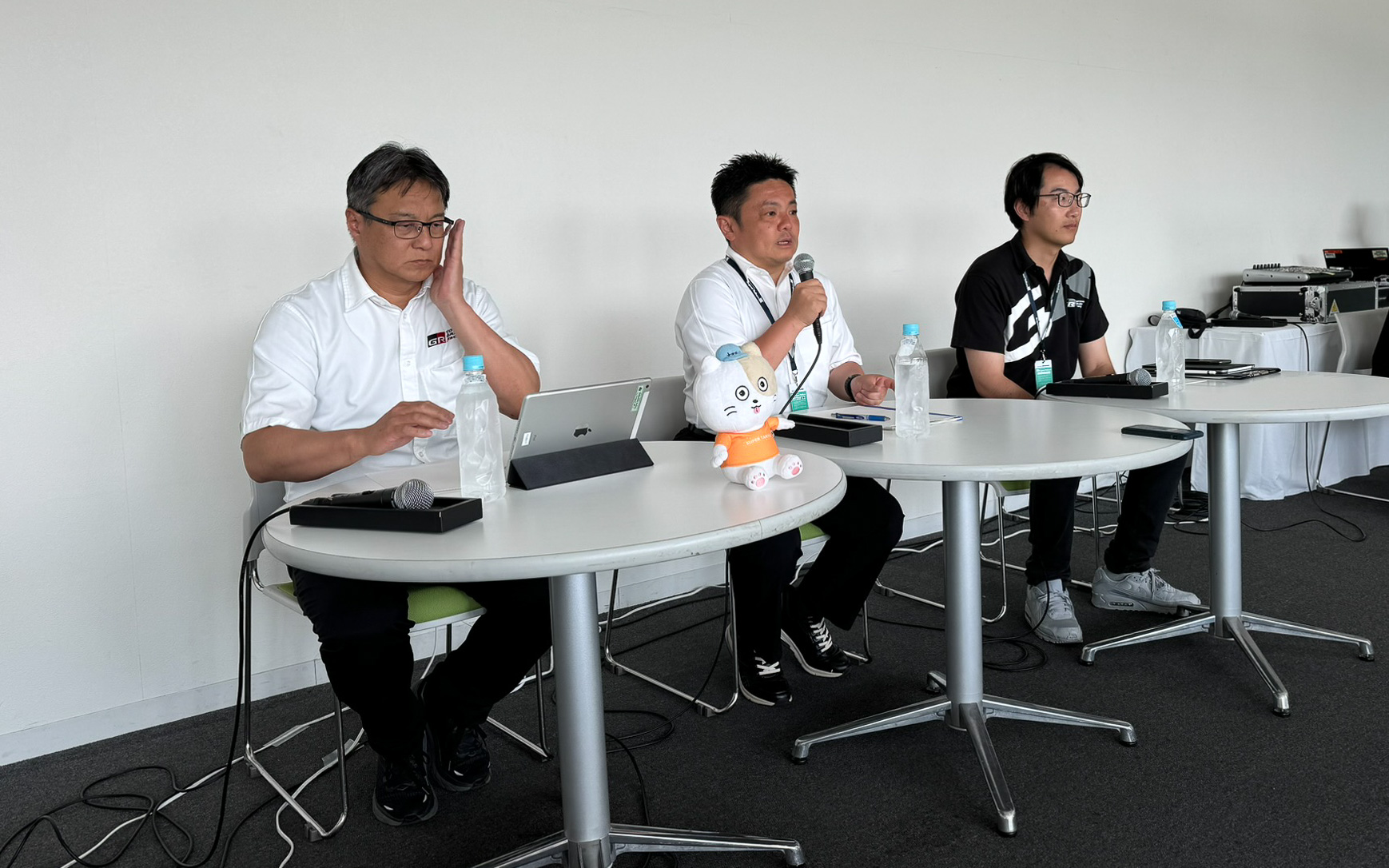 TOYOTA GAZOO Racing カンパニー プレジデント 高橋智也氏（中央）、同 GR車両開発部 先行開発室長 三好達也氏（右）、同 GR パワトレ開発部 副部長 小川輝氏（左）がレース中に会見。液水カローラなどの現状を語ってくれた