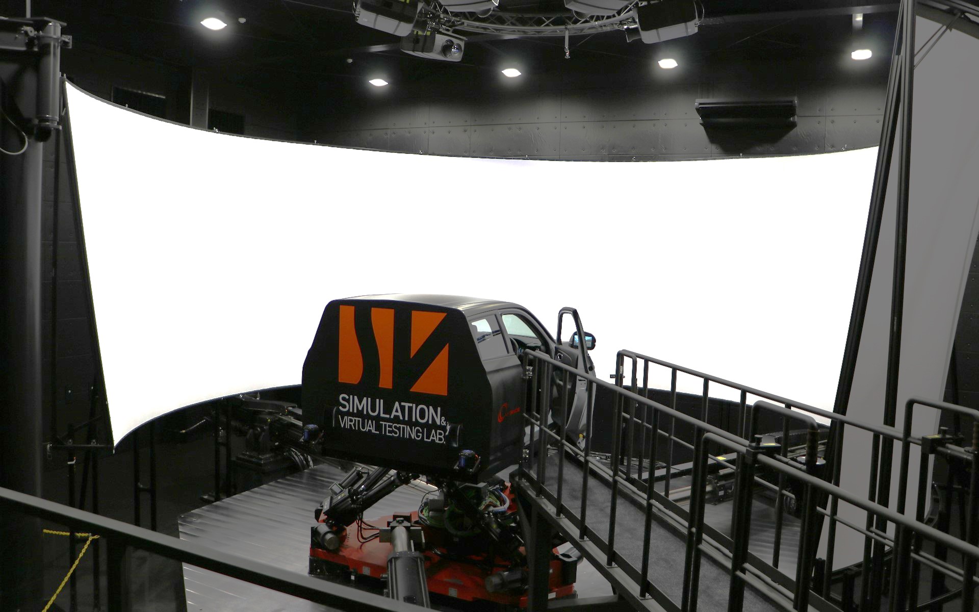 S＆VL技術研究所に設置されている最新ドライビングシミュレータ「DiM（Driver-in-Motion）300」