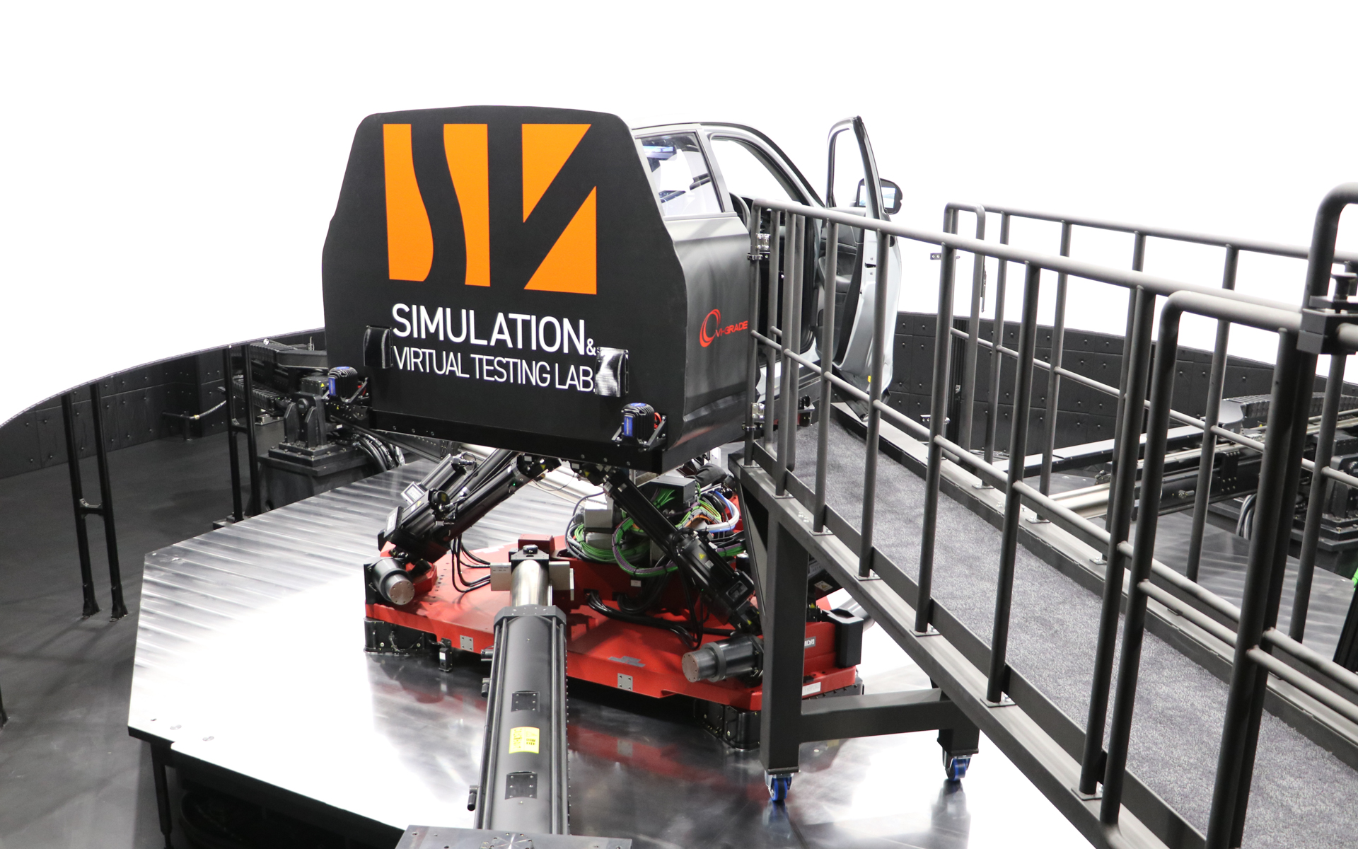 運転席はタラップで乗降するが、稼働時はタラップは手前に格納される