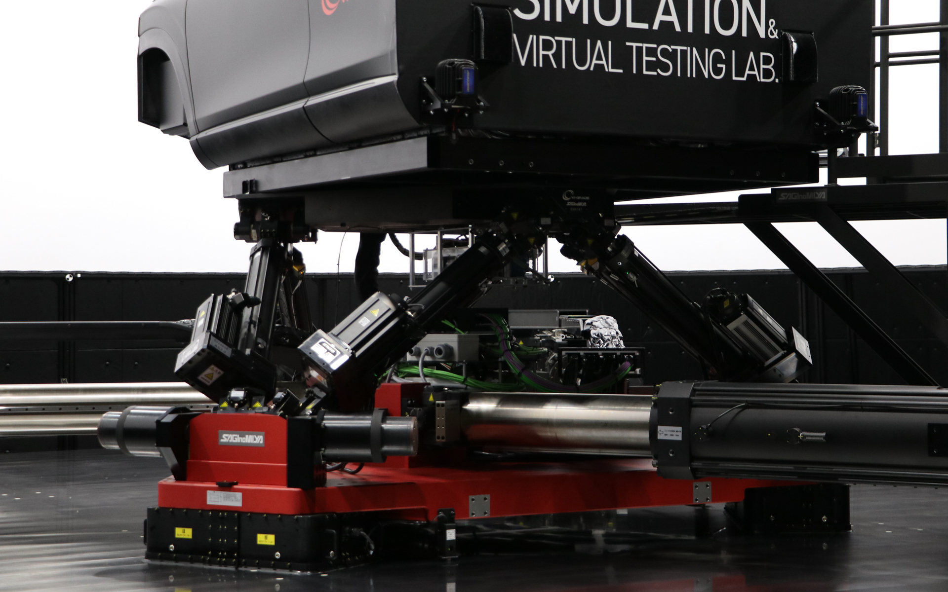 コクピット下の電気サーボ。驚くほど滑らかに動いていた