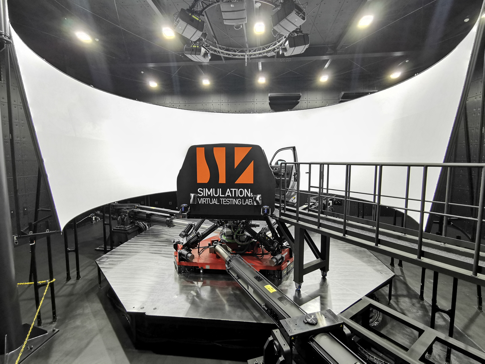 運転席はタラップで乗降するが、稼働時はタラップは手前に格納される