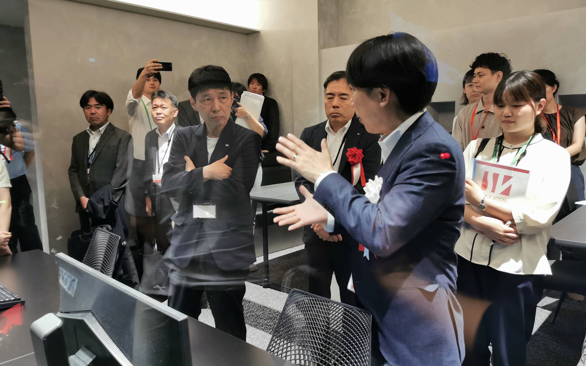 プログレス・テクノロジーズ代表取締役 中山岳人氏から説明を受ける山本一太群馬県知事