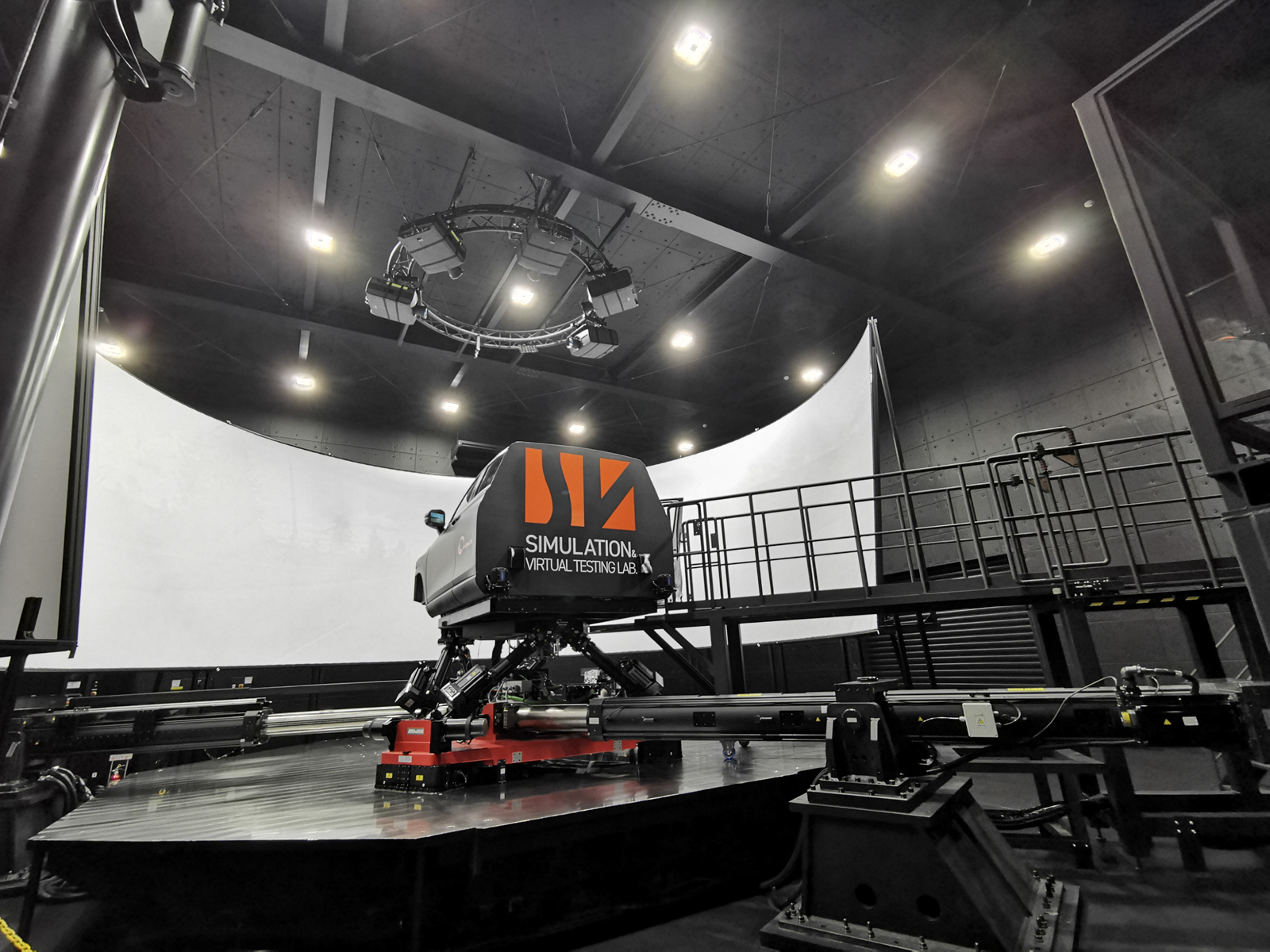 ドライビングシミュレータ「DiM300」の総重量は約35t、総設置費用は億を超える