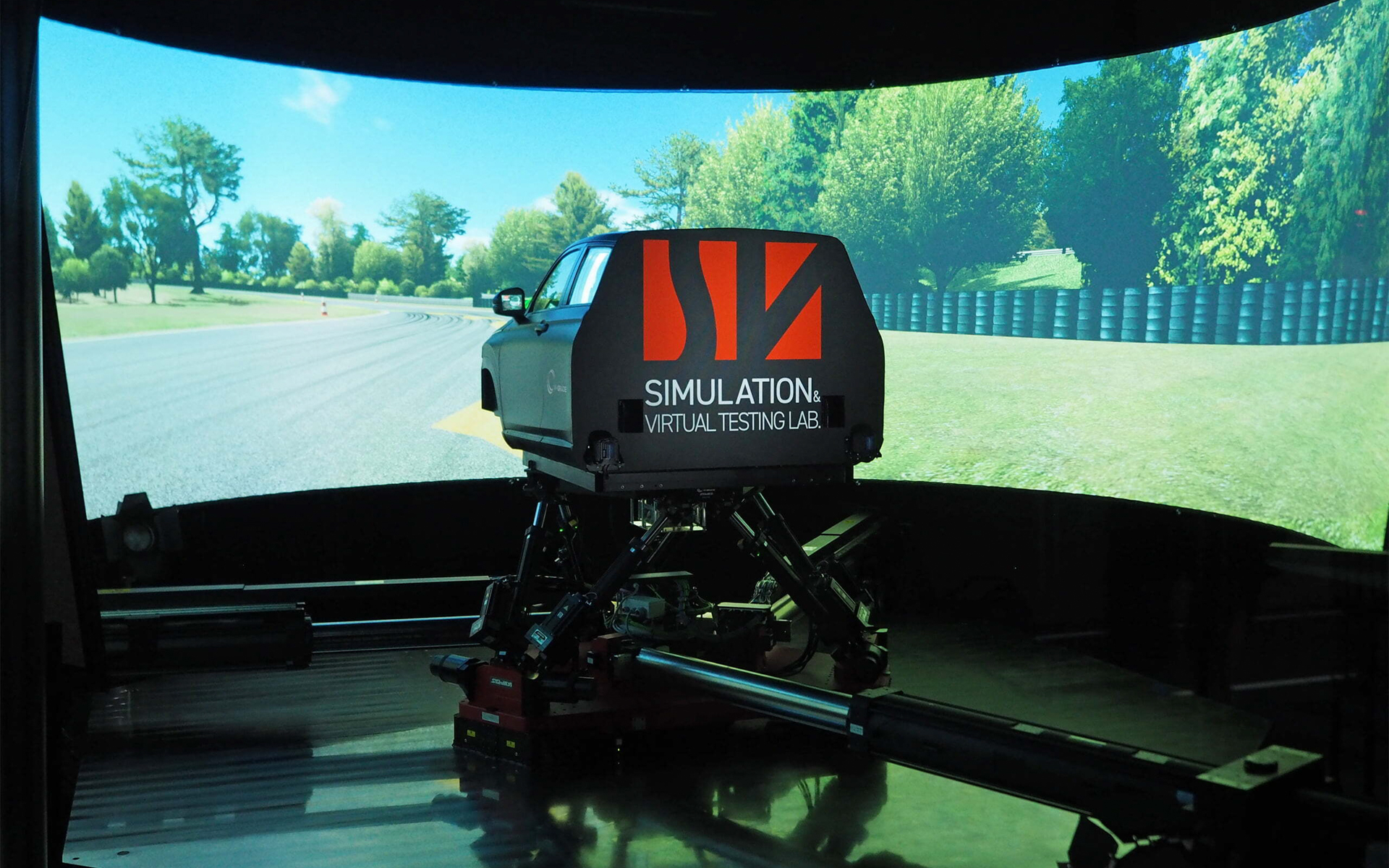 運転席はタラップで乗降するが、稼働時はタラップは手前に格納される