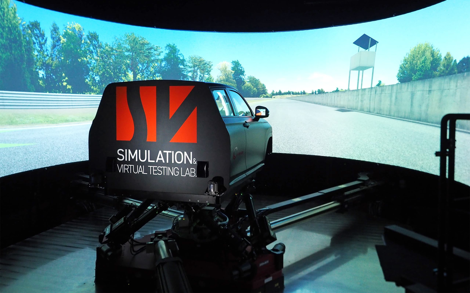 運転席はタラップで乗降するが、稼働時はタラップは手前に格納される