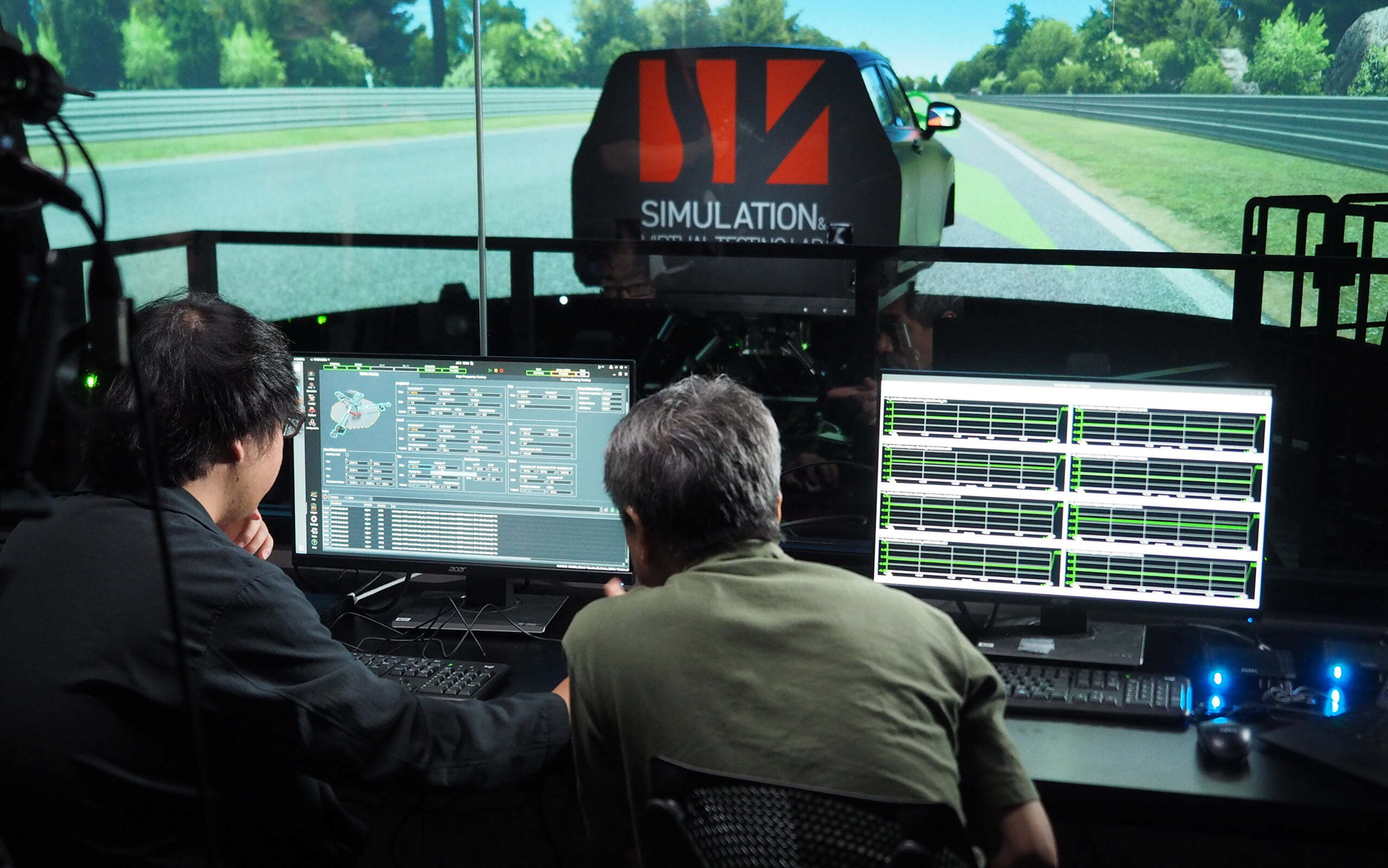 別室に備えたパソコンで、リアルタイムにデータ確認もできる