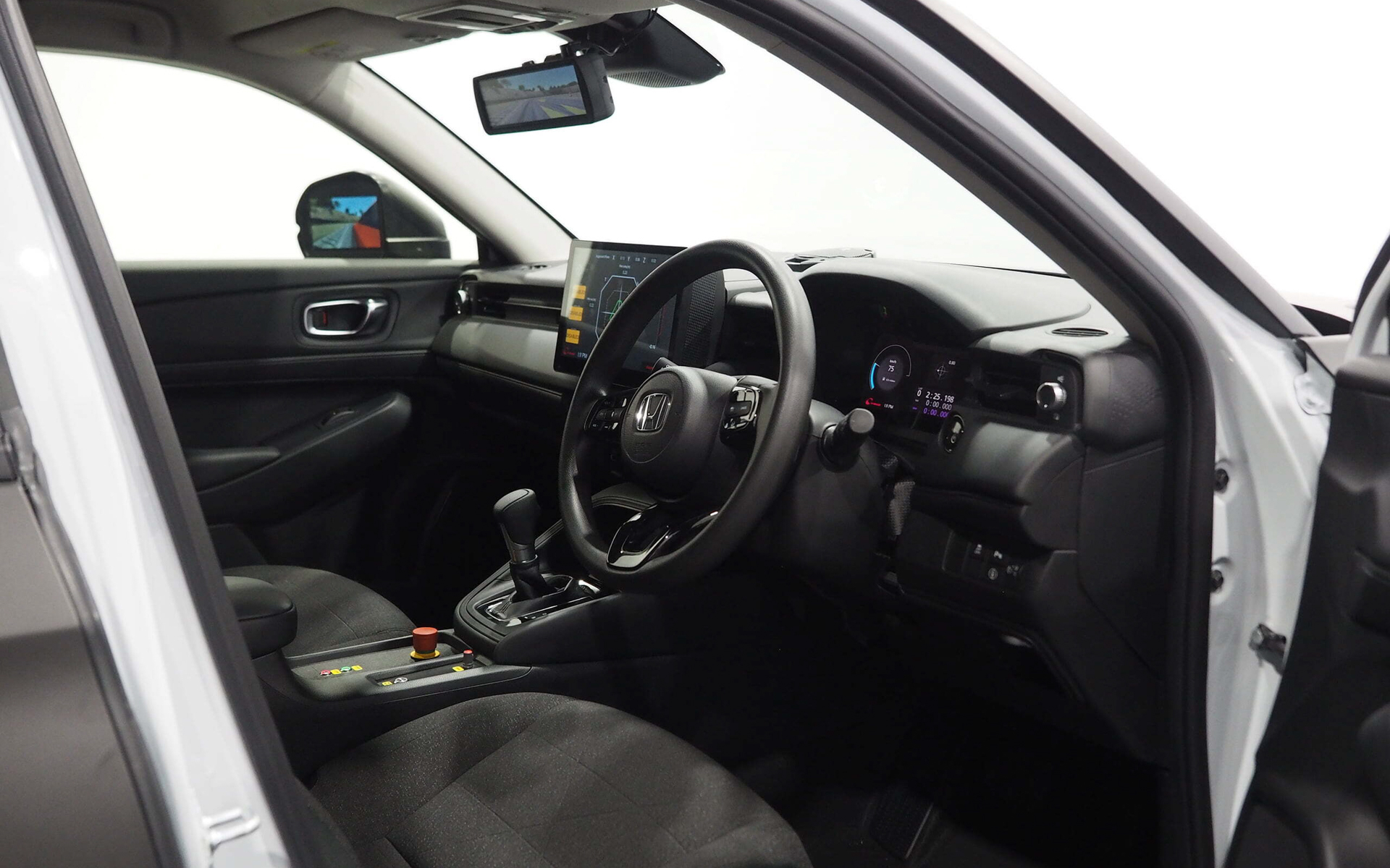 コクピットはホンダ車がベースでモニターには車両のGなどが表示されている