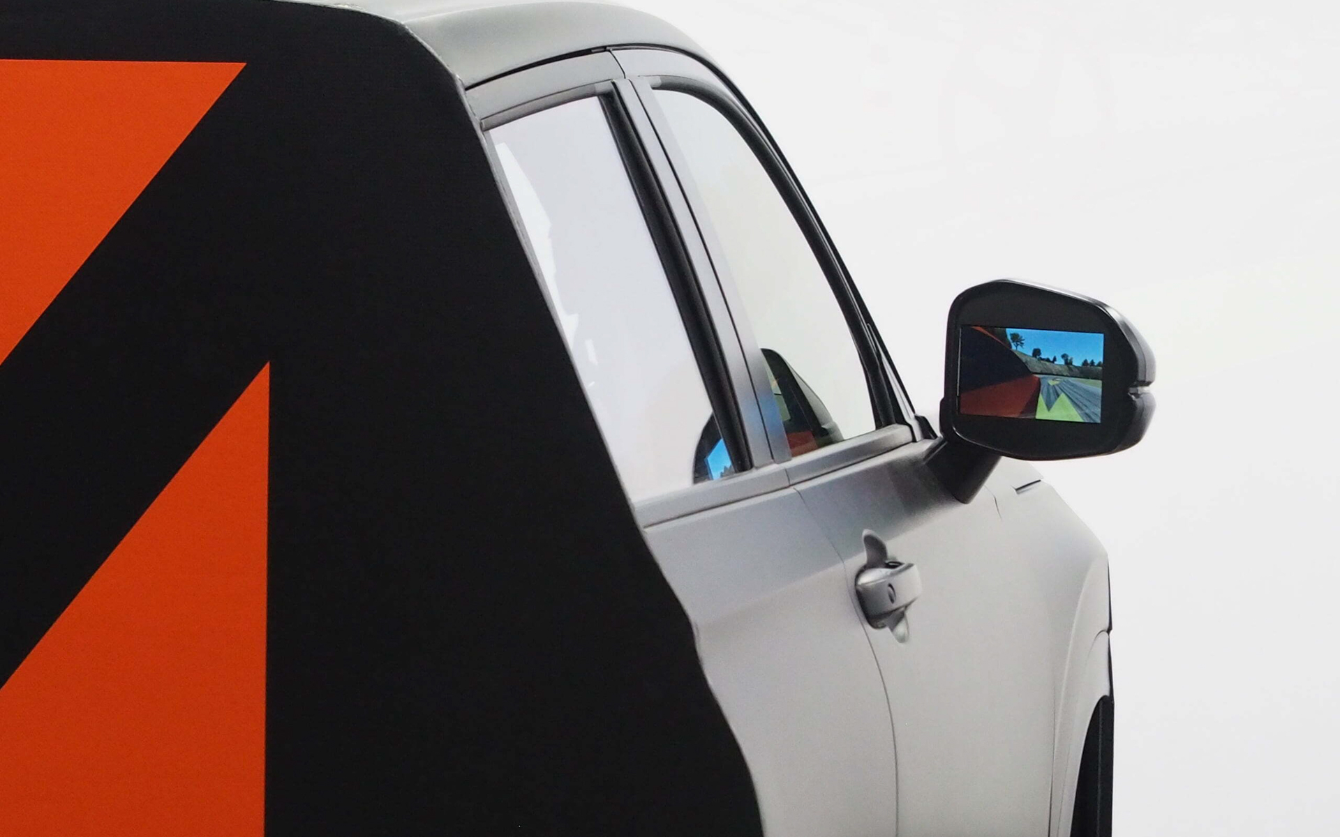 サイドミラーにもモニターが埋め込まれ忠実に周囲の情報を再現する