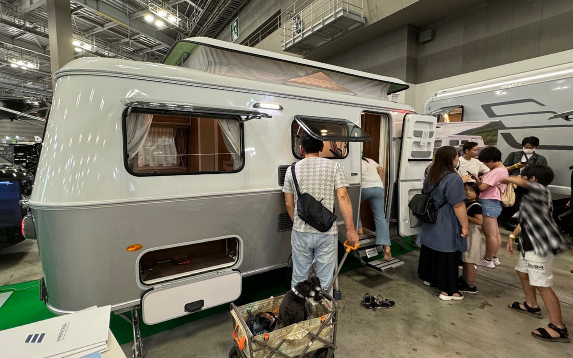 東京ビッグサイトで開催された東京キャンピングカーショー2024は大賑わい。ペットを連れて回ることができ、愛犬オレオも一緒に家族で行ってきました。靴を脱いで室内チェックに余念がない娘と、スペックを詳細に確かめる夫。私はトイレに興味津々でした