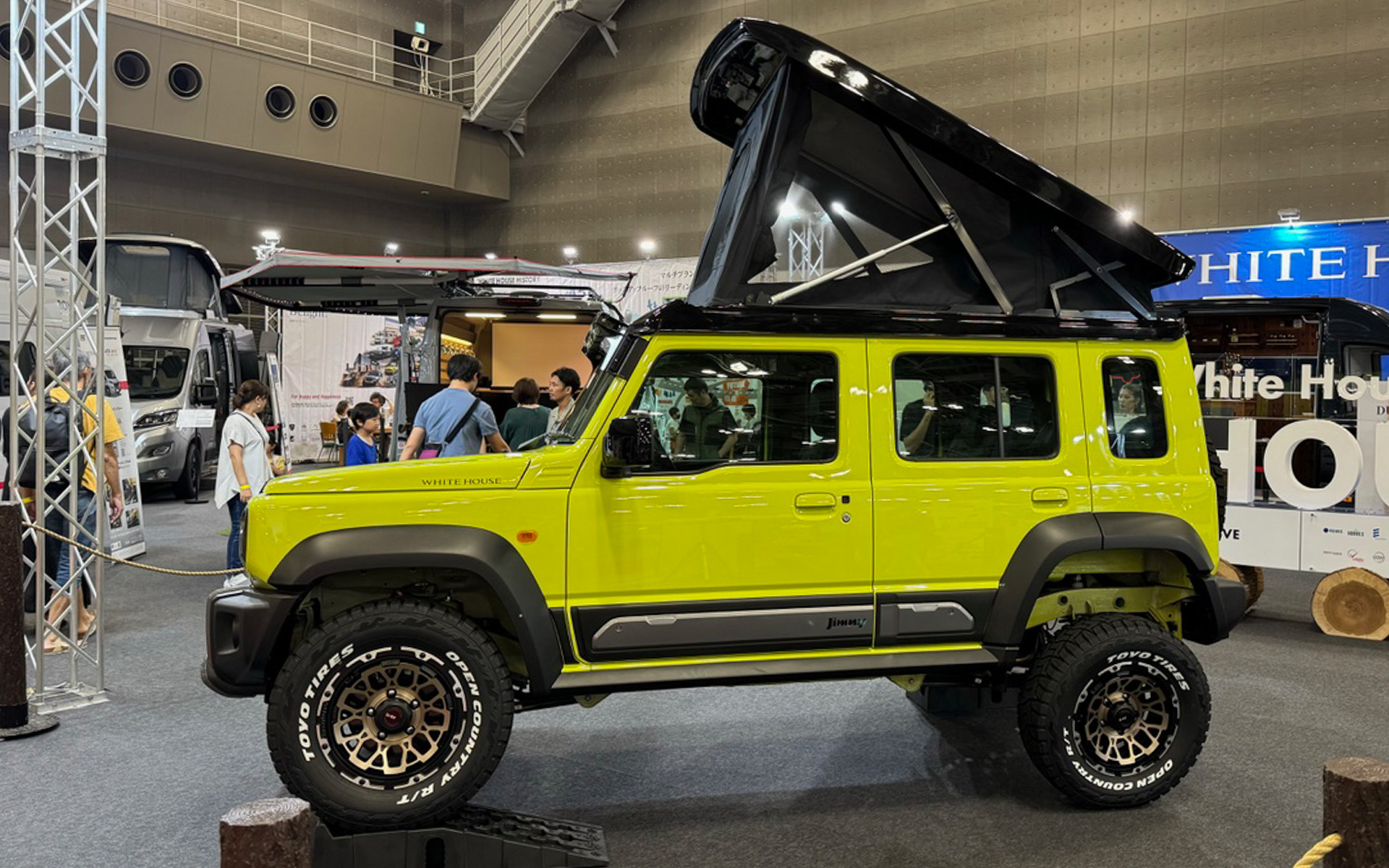 日本では発売されていないジムニー シエラ 5ドアに、電動ポップアップルーフがついたモデルが世界初公開されていました。家族3人で使うにはちょっと狭いですが、ひとりで気ままな旅ならすごく使いやすそう。これがキャンプ場に停まっていたら、絶対に映えますよね