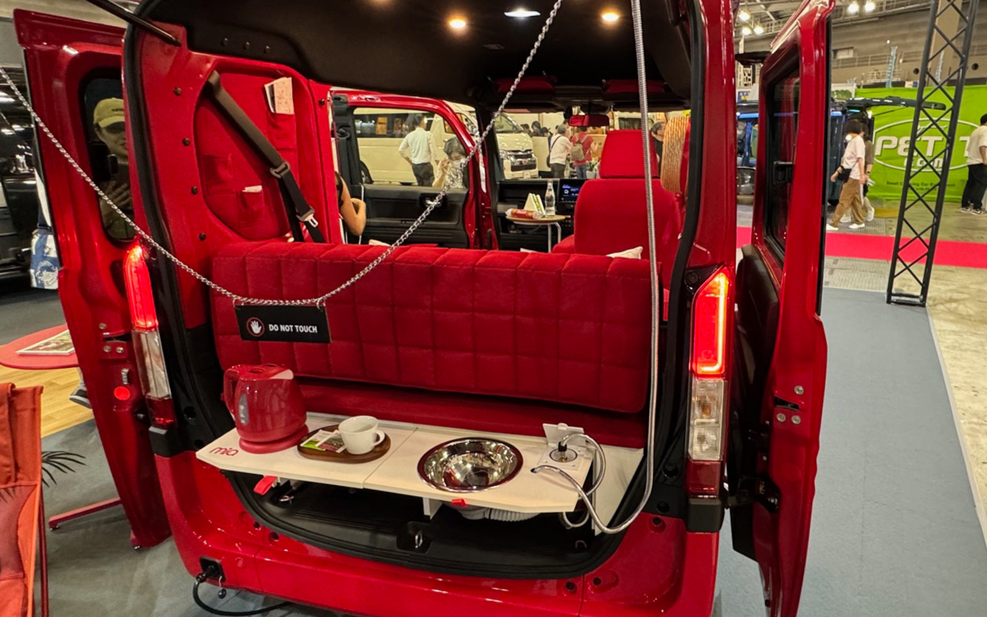 ホンダの軽バン、N-VANをベースに真っ赤すぎるインテリアで「女子旅」をテーマに仕上げてあったのは、アルフレックスの「ミア ピクニカ」。キルティング生地のソファに壁面収納、ミニシンクやサイドテーブルなど、これでお出かけしたいと思わせる魅力満点の1台でした