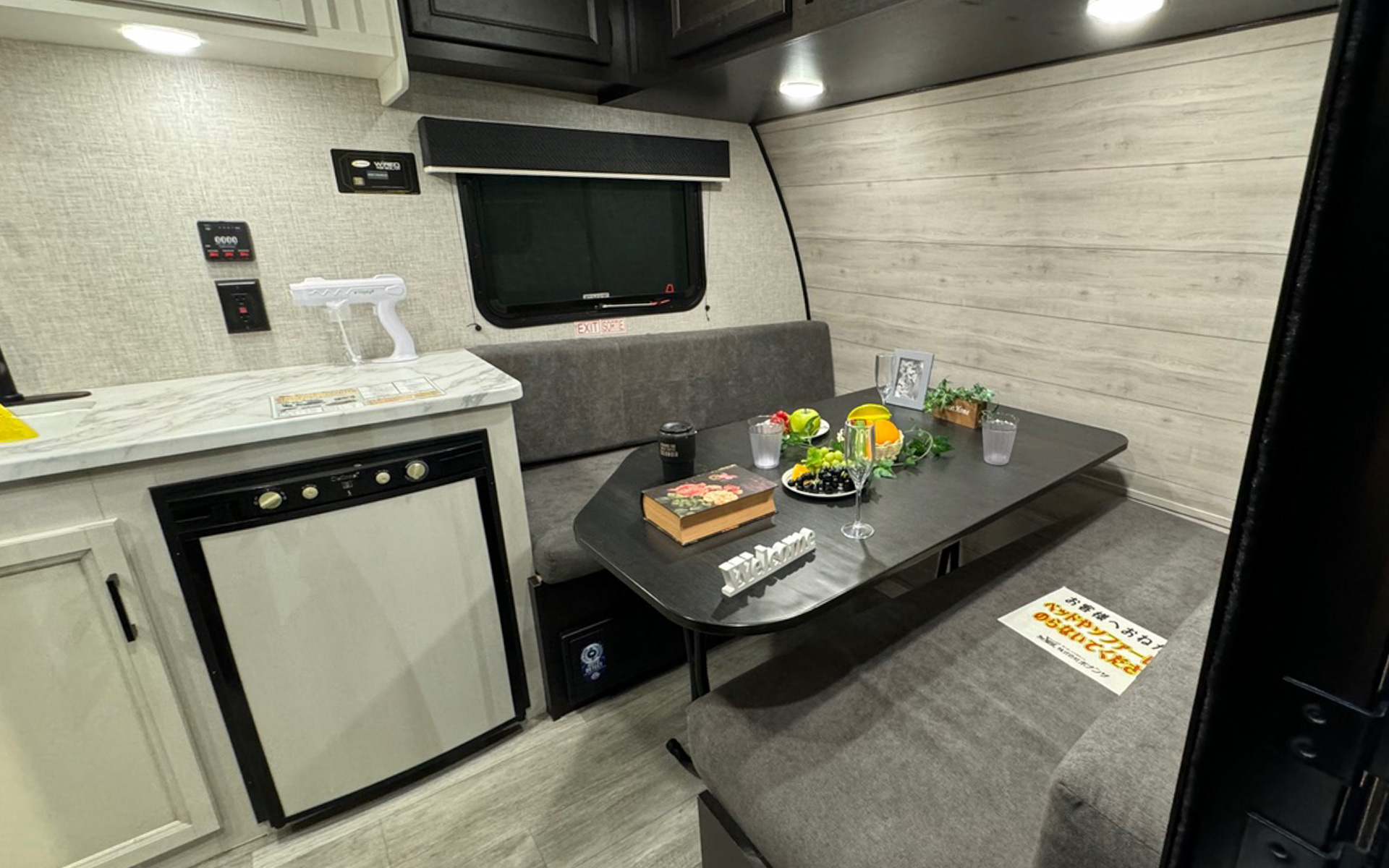 私がいちばん気に入ったのは、外観も内装もオシャレで機能的なJaycoのJAY FLIGHT 154BHというトレーラー。小型ではないのですが、全長5.5mはアメリカントレーラーとしては小型で、4人就寝可能とのこと。冷蔵庫、電子レンジ、2口ガスコンロに水洗トイレ、エアコンなどがそろっていて快適そう！　私までちょっと欲しくなってしまいました