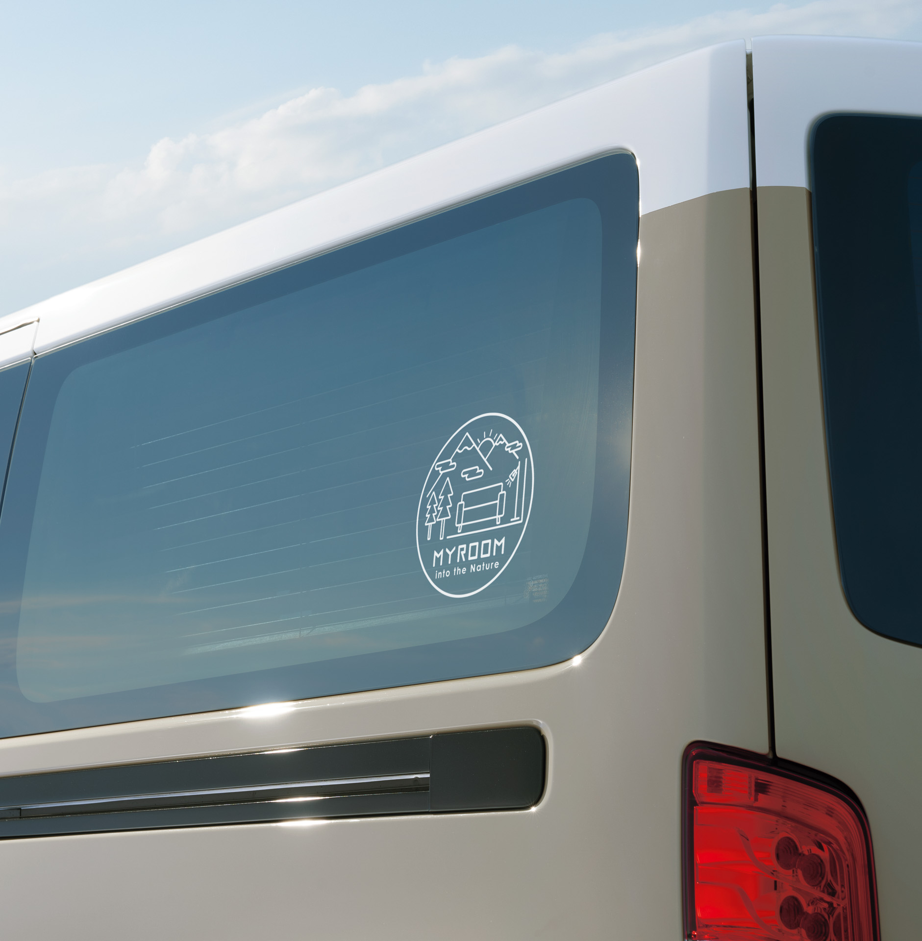 リヤクォーターウインドウとバックドアには MYROOM専用ステッカーを用意