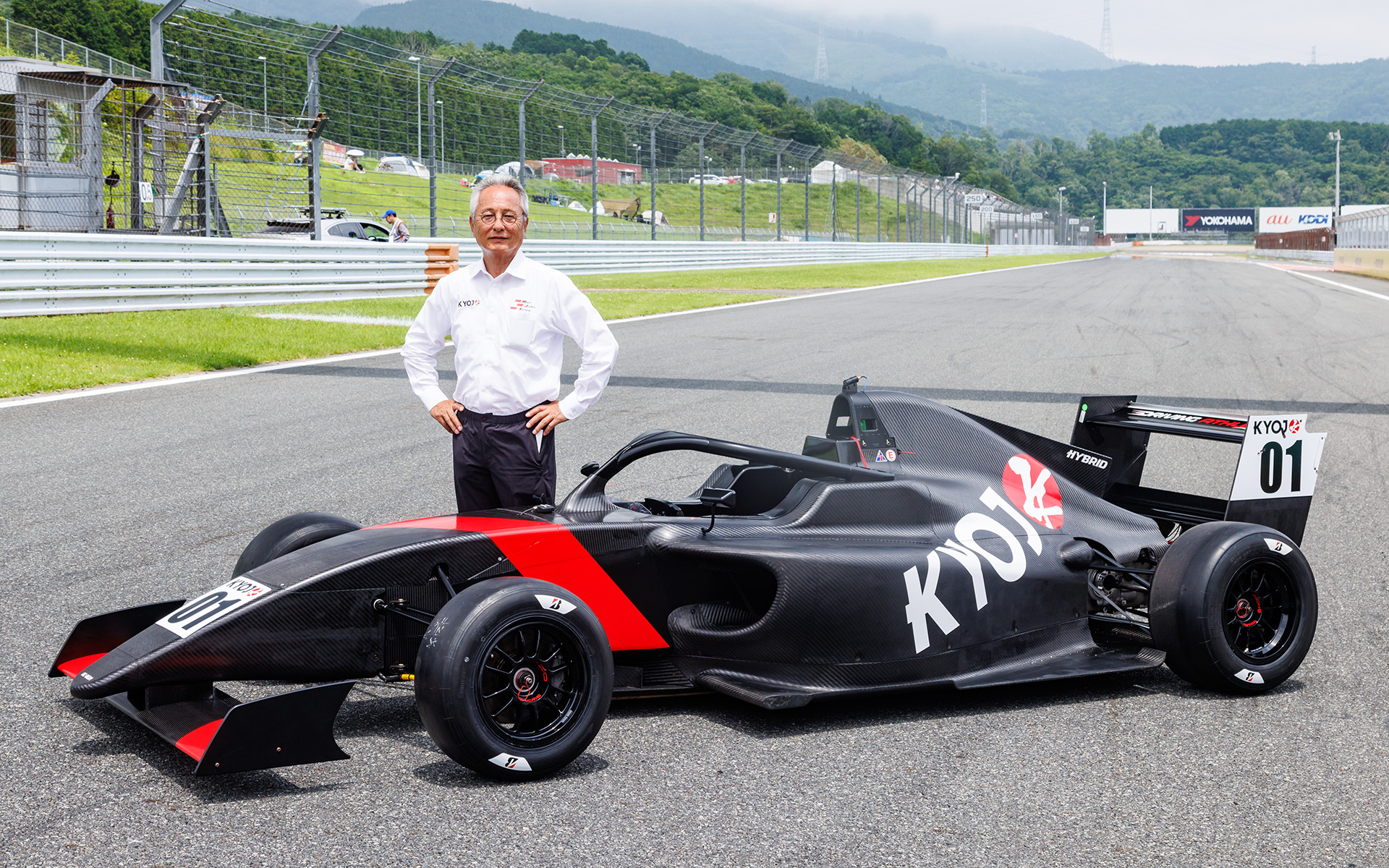 KYOJO CUPのプロデューサー関谷正徳氏とKYOJO FORMULAで使用するハイブリッドフォーミュラ車両「KC-MG01」
