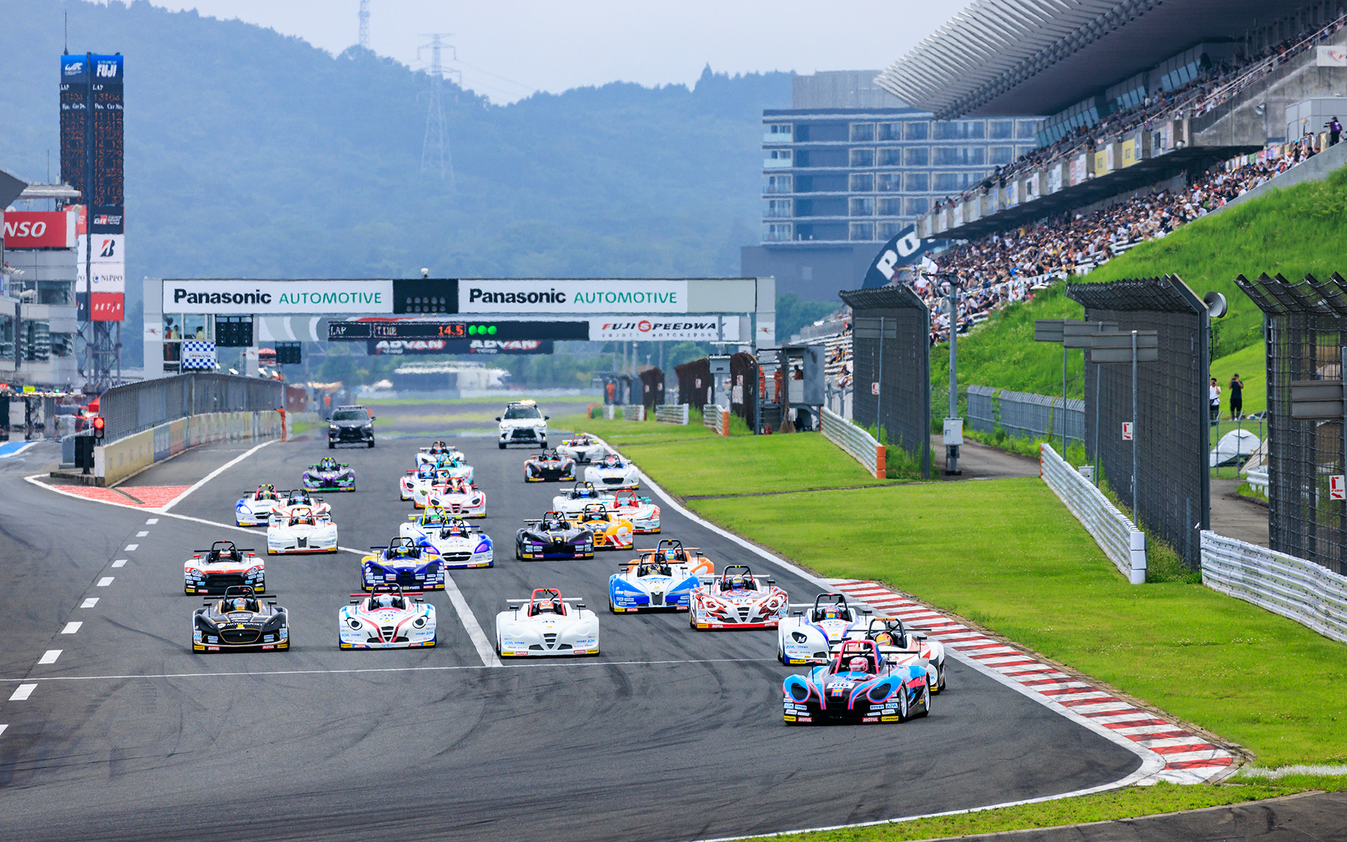 KYOJO CUPの参加台数は年々増えていて、第2戦は28台のマシンによるバトルとなった