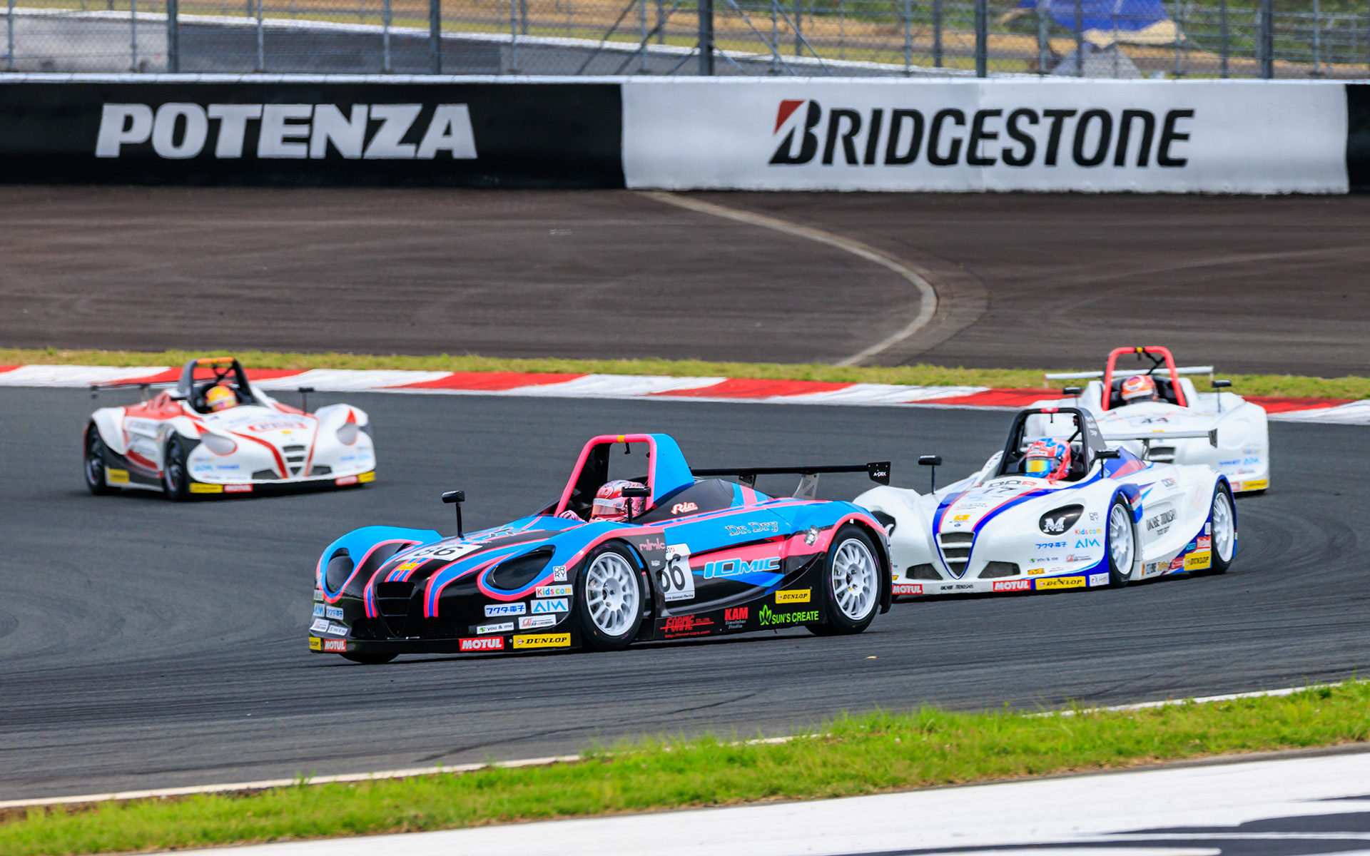 ストレートでのスリップストリームやコーナーでのブレーキ勝負、また相手のミスを見逃さないのも重要