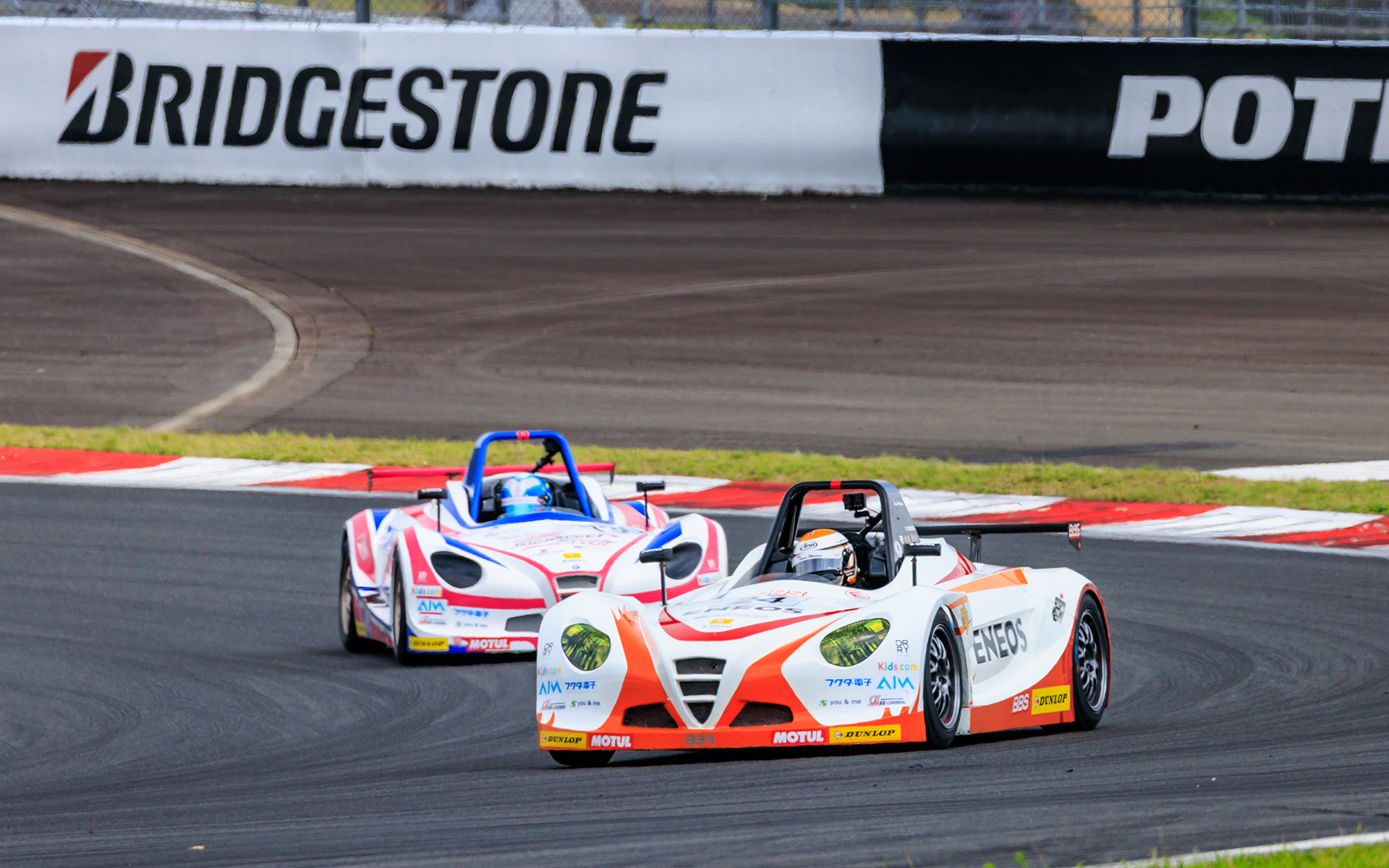 マシンはイコールコンディションのため、そう簡単には抜かせてくれない