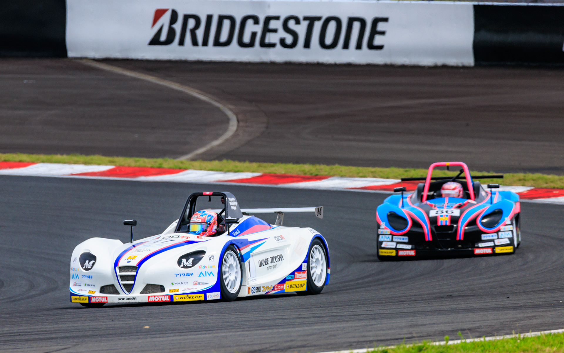 ストレートでのスリップストリームやコーナーでのブレーキ勝負、また相手のミスを見逃さないのも重要