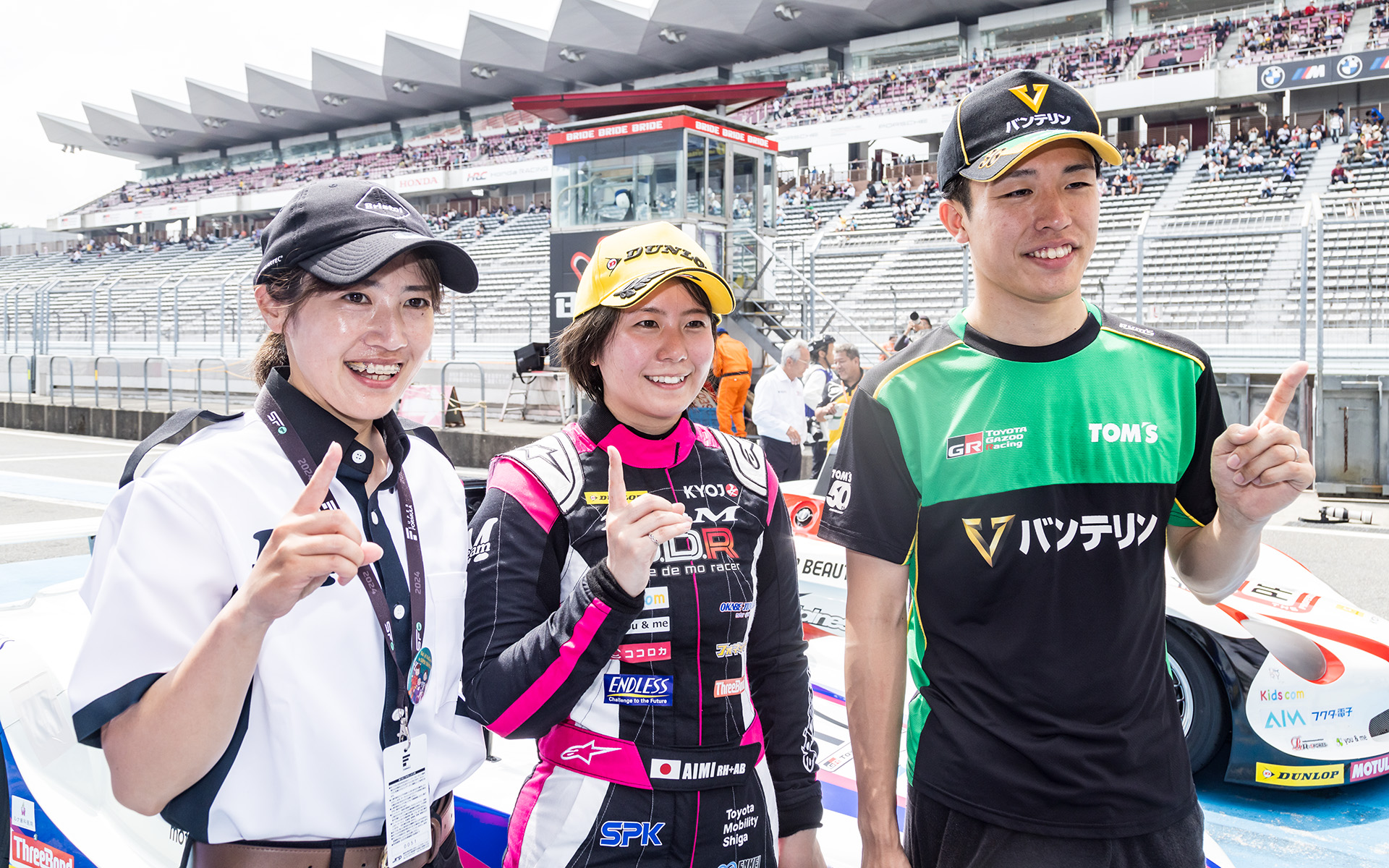 21日午後に行なわれたスーパーフォーミュラ第4戦富士「第1回瑶子女王杯」では、KYOJO CUP第2戦、第3戦を連覇した斎藤愛未選手の旦那さんである坪井翔選手が優勝。日本レース界での夫婦同日優勝は初快挙とのこと