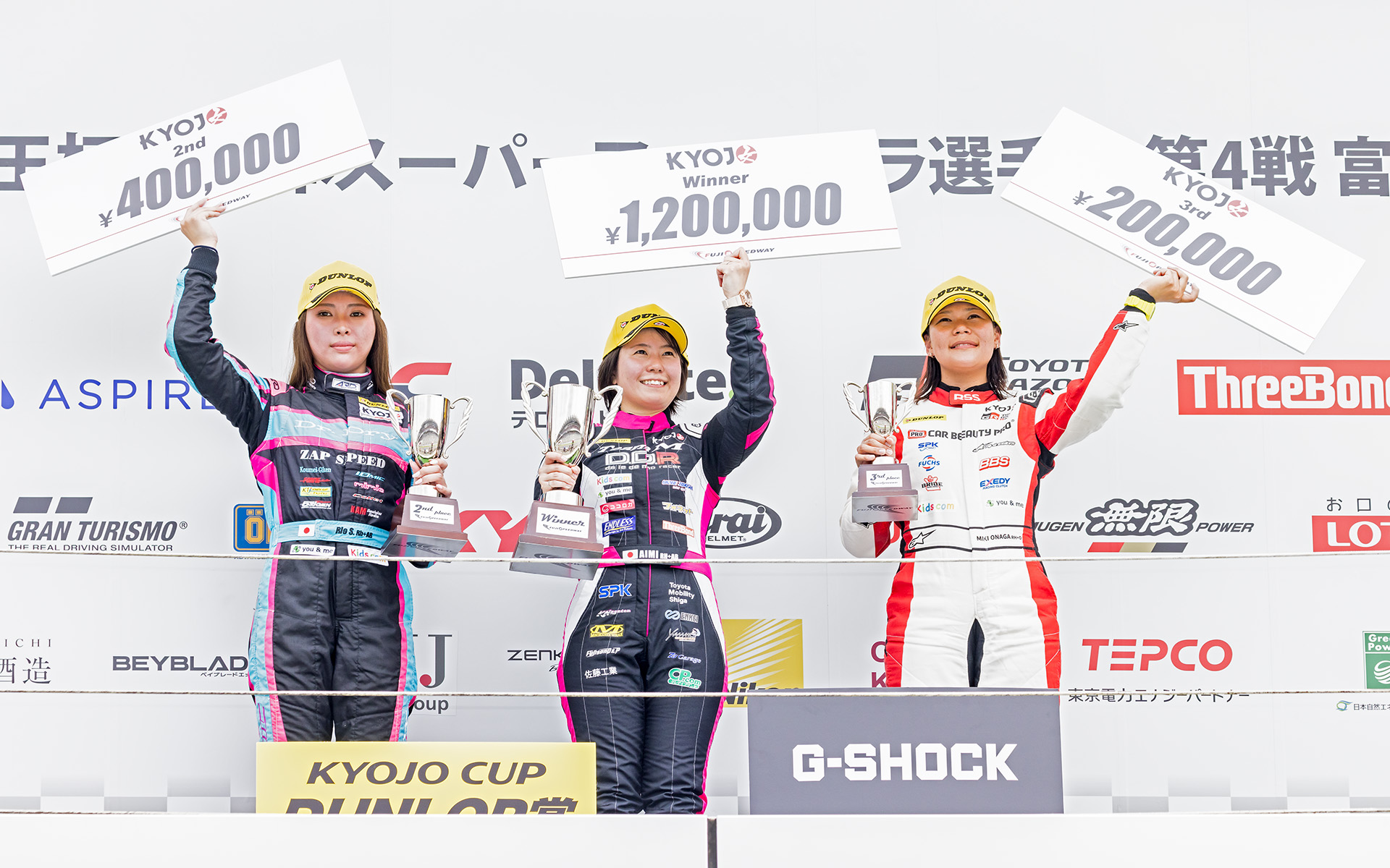 第2戦の優勝は17号車 Team M 岡部自動車 D.D.R. VITAの斉藤愛未選手。2位は86号車 Dr.DRY VITAの下野璃央選手、3位は114号車 Car Beauty Pro RSS VITAの翁長実希選手