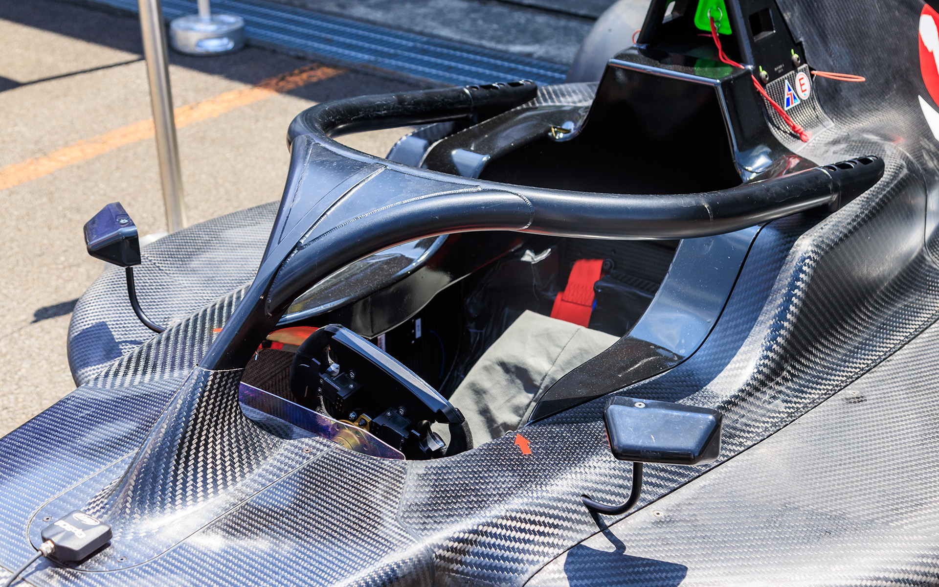 マシンが重なってしまったり、ひっくり返ったりした際に、ドライバーの頭を保護してくれる強靭なハロ（Halo）を装備