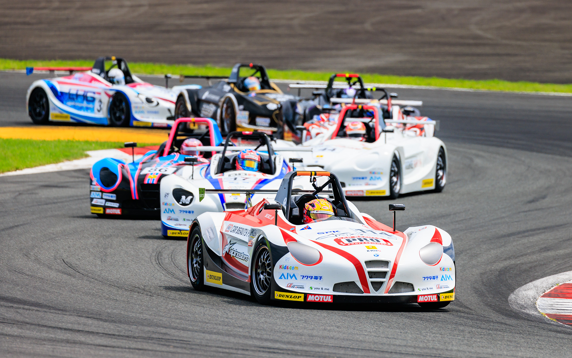 マシンはイコールコンディションのため、そう簡単には抜かせてくれない