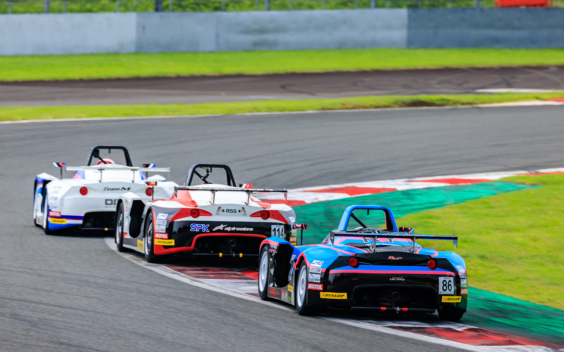 手に汗を握る争いが繰り広げられていたトップ集団。先頭は優勝した17号車 Team M 岡部自動車 D.D.R. VITAの斉藤愛未選手