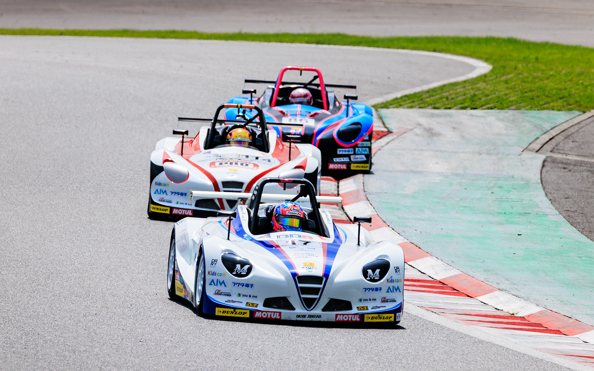 手に汗を握る争いが繰り広げられていたトップ集団。先頭は優勝した17号車 Team M 岡部自動車 D.D.R. VITAの斉藤愛未選手