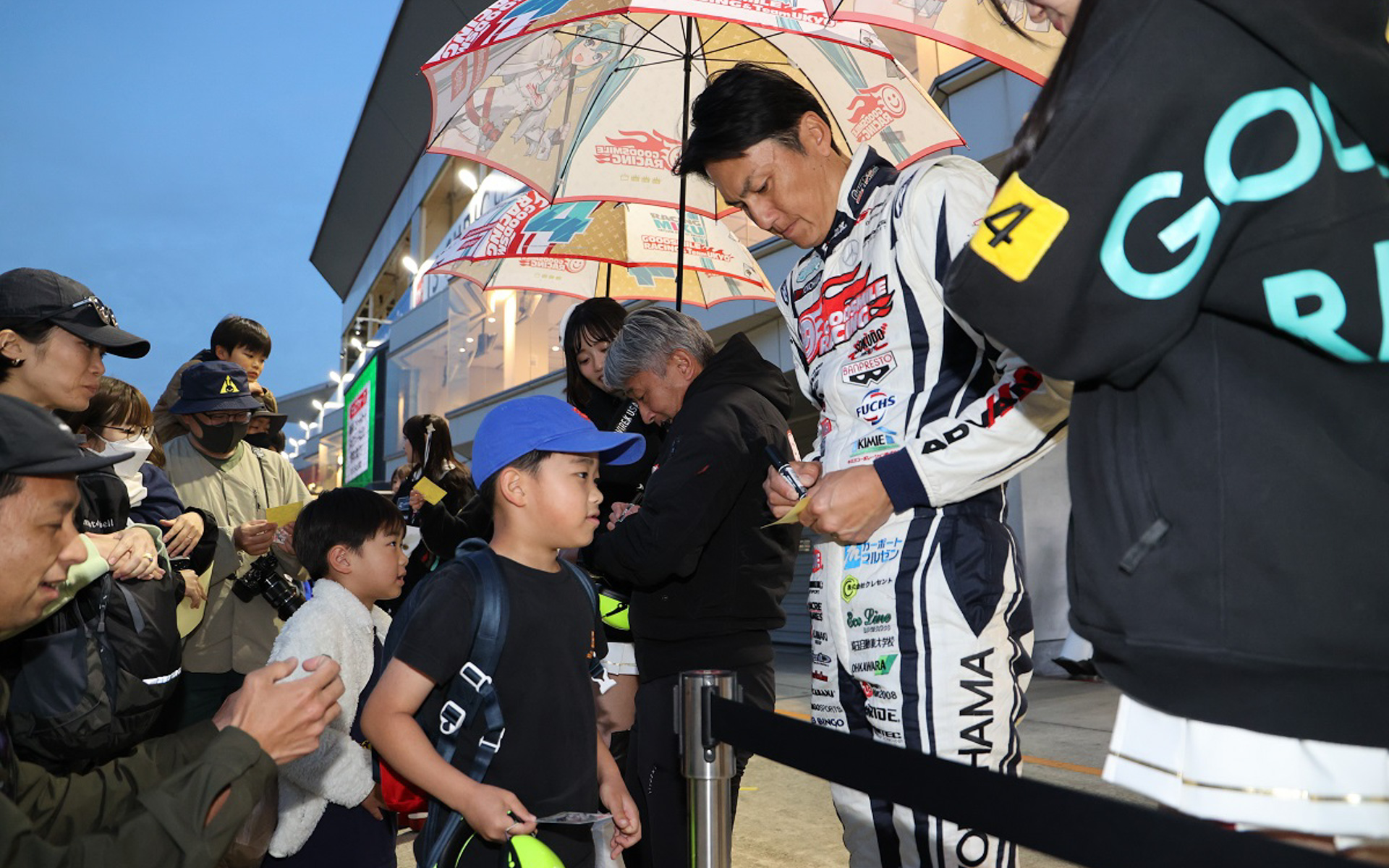 無料の「GT キッズウォーク」。決勝レースでの「タイヤ交換/燃料給油」の舞台となる「ピットレーン」に入場でき、写真撮影やサイン会が行なわれる。開催日時：8月3日17時20分～18時5分、参加資格：中学生以下の子供と保護者2名まで