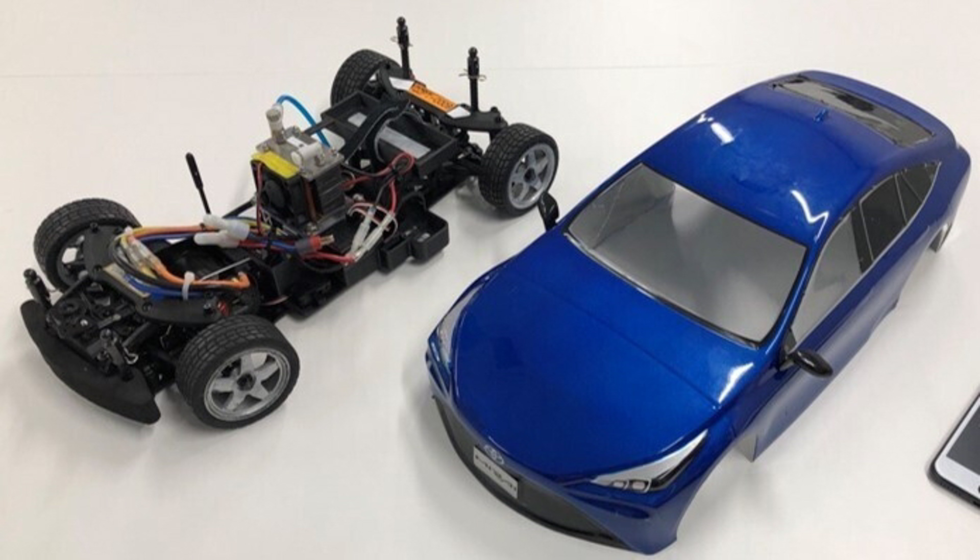 富士モータースポーツフォレスト ウェルカムセンター&ルーキーレーシングガレージでは、子供が遊べる「ミニ四駆の特設コース」「水素ラジコン教室」を展開