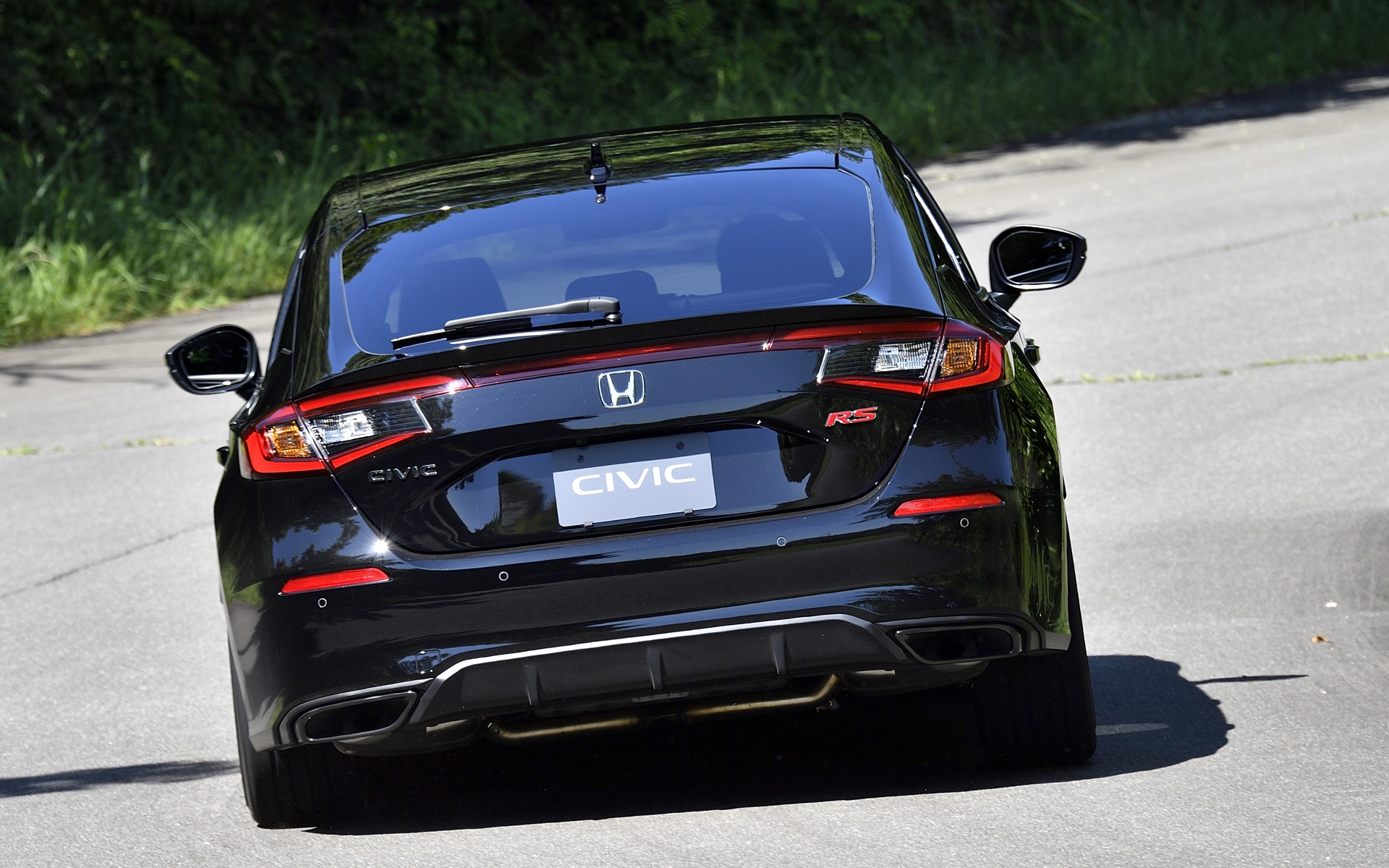 少ない操舵角でコーナーを駆け抜けられる