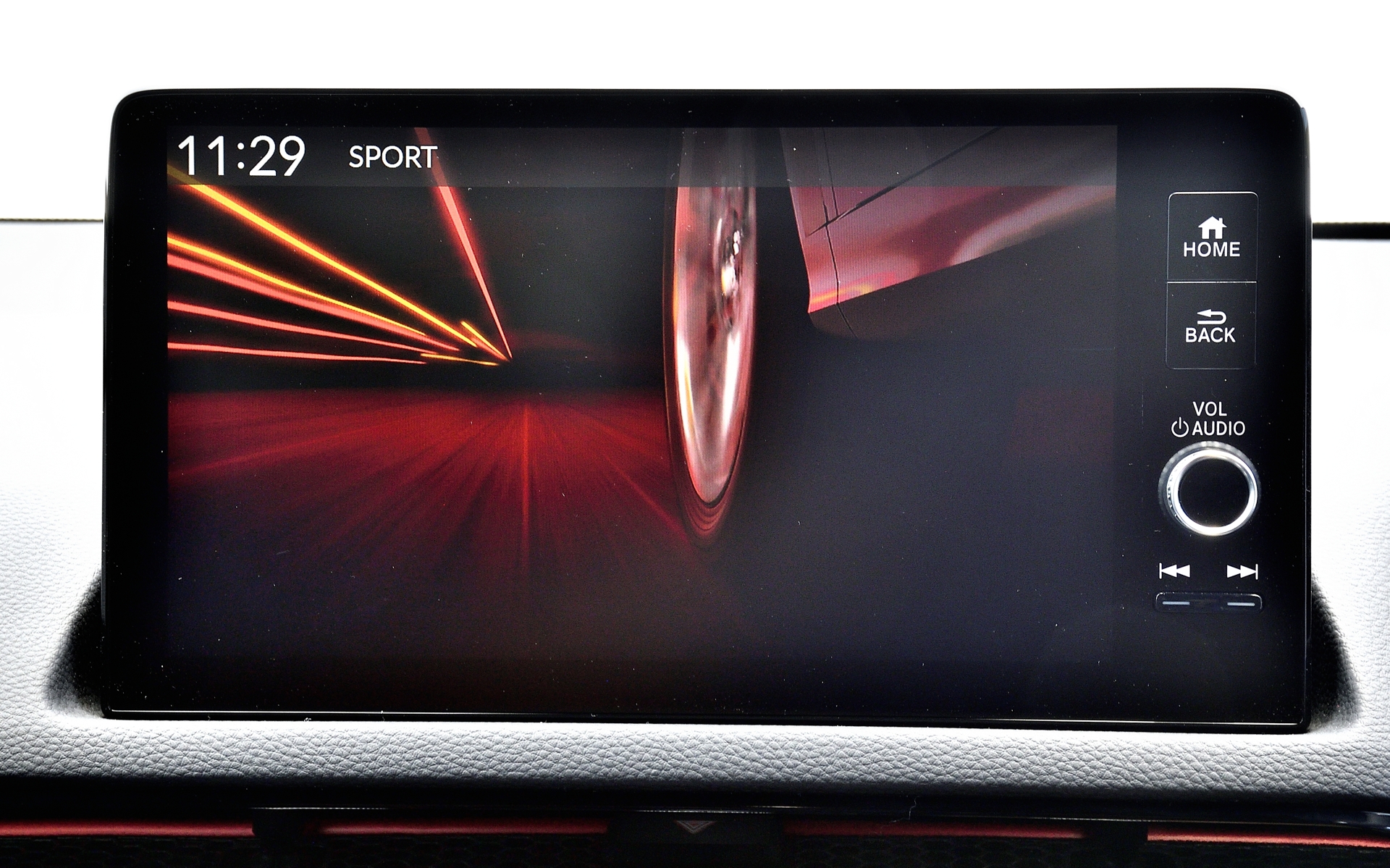 RSには走行モードに「スポーツ」と好みにセッティングできる「インディヴィジュアル」が新たに追加された