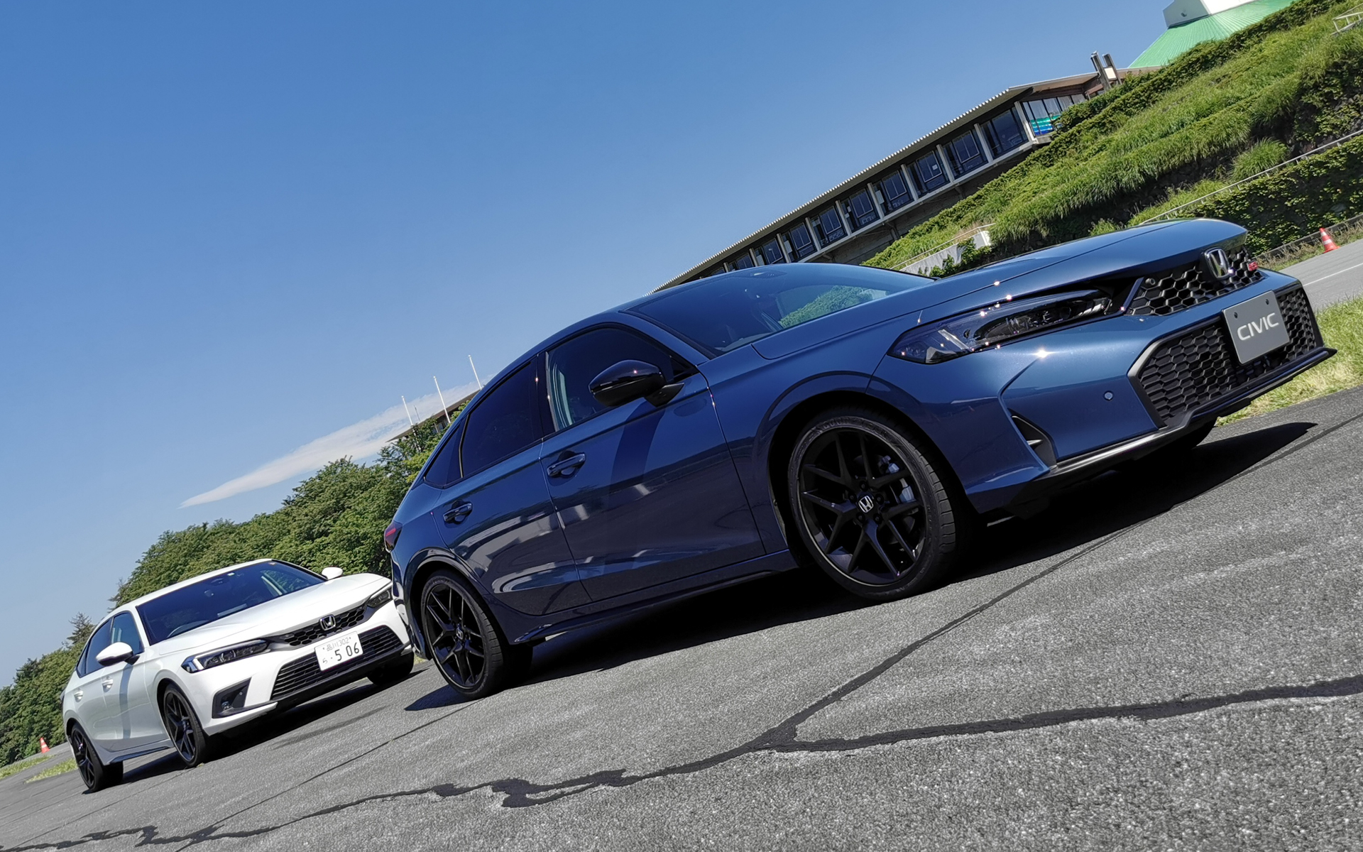 RSの試乗車は新色の「シーベッドブルー・パール」に加え、「クリスタルブラック・パール」の2台。後ろのプラチナホワイト・パールはマイチェン前の「EX」グレード