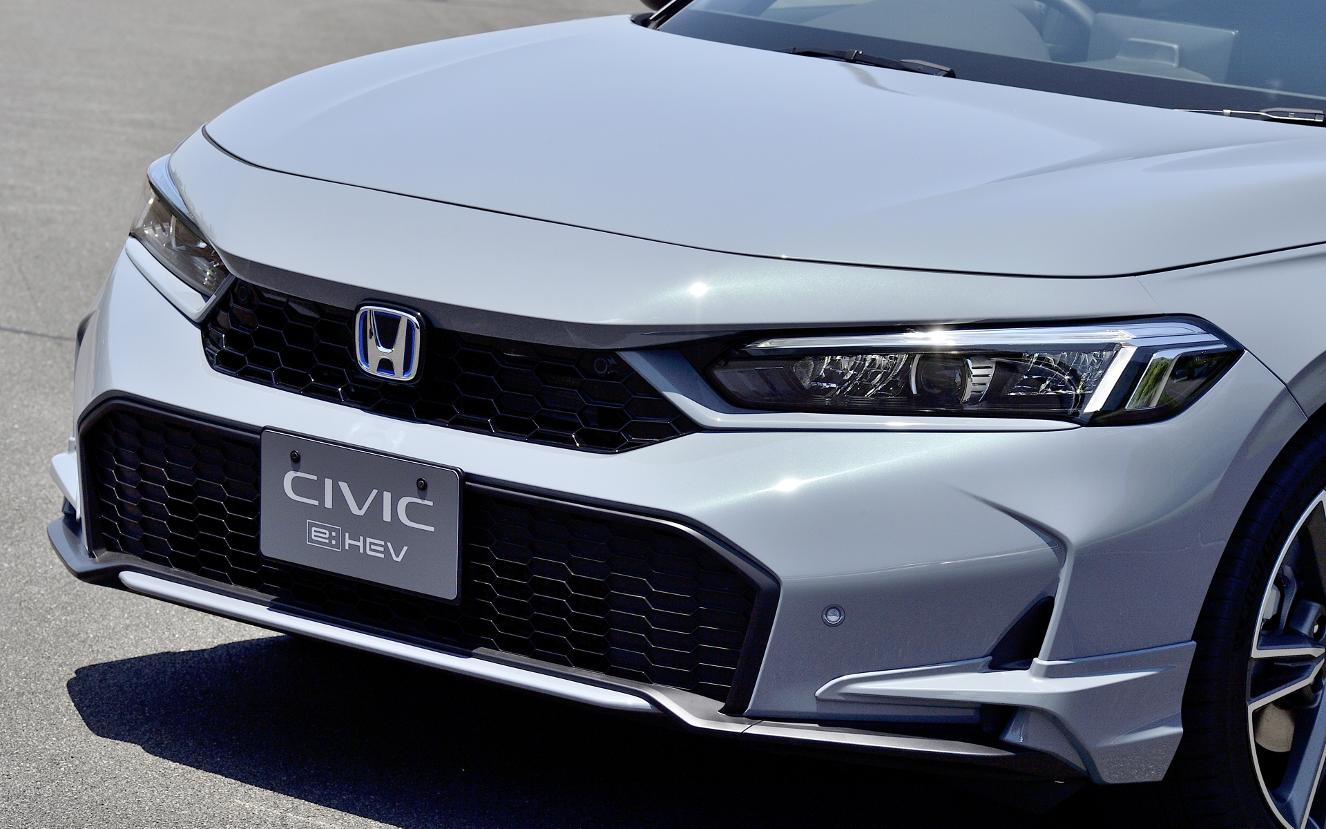 アグレッシブなイメージをさらに高める「フロントバンパーガーニッシュ」装着状態。ボディ同色のコーディネイトで一体感が高まる「ツーリングライン」