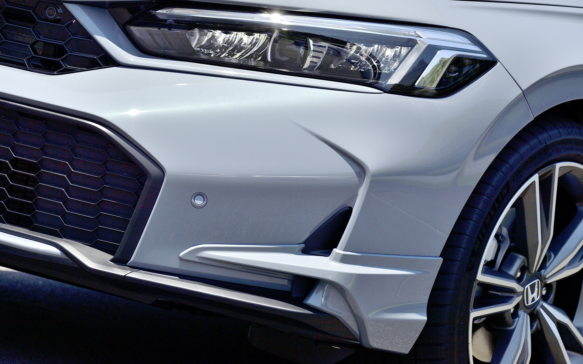 アグレッシブなイメージをさらに高める「フロントバンパーガーニッシュ」装着状態。ボディ同色のコーディネイトで一体感が高まる「ツーリングライン」