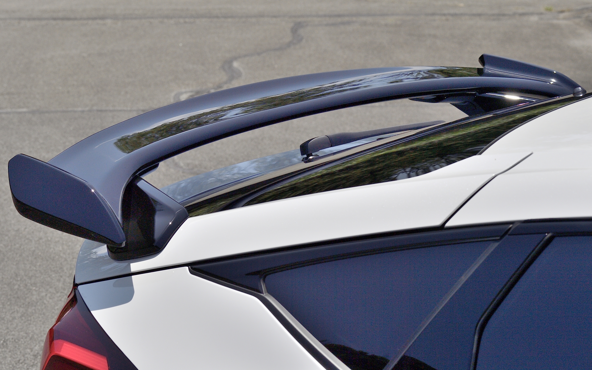 ドリキン（ドリフトキング）こと土屋圭市氏も参画して開発したという「テールゲートスポイラー ウイングタイプ」