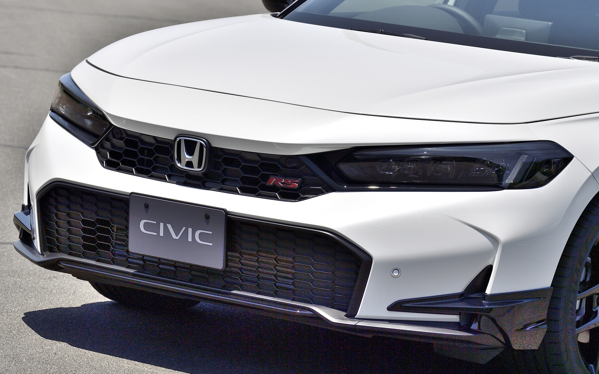 ブラックコーディネイトで精悍さを強調する「スポーツライン」では、クリスタルブラック・パールの「フロントバンパーガーニッシュ」を装着