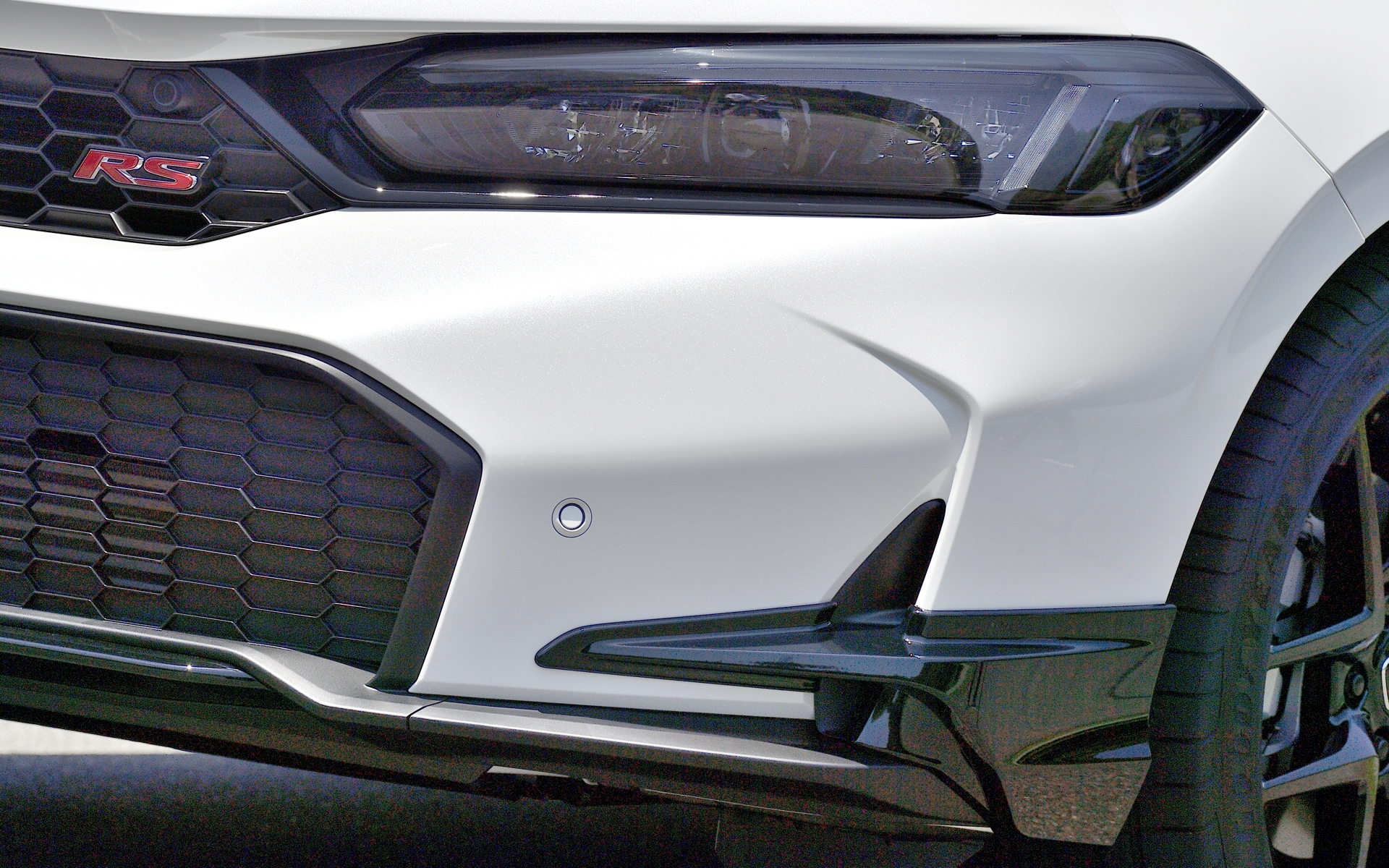 ブラックコーディネイトで精悍さを強調する「スポーツライン」では、クリスタルブラック・パールの「フロントバンパーガーニッシュ」を装着