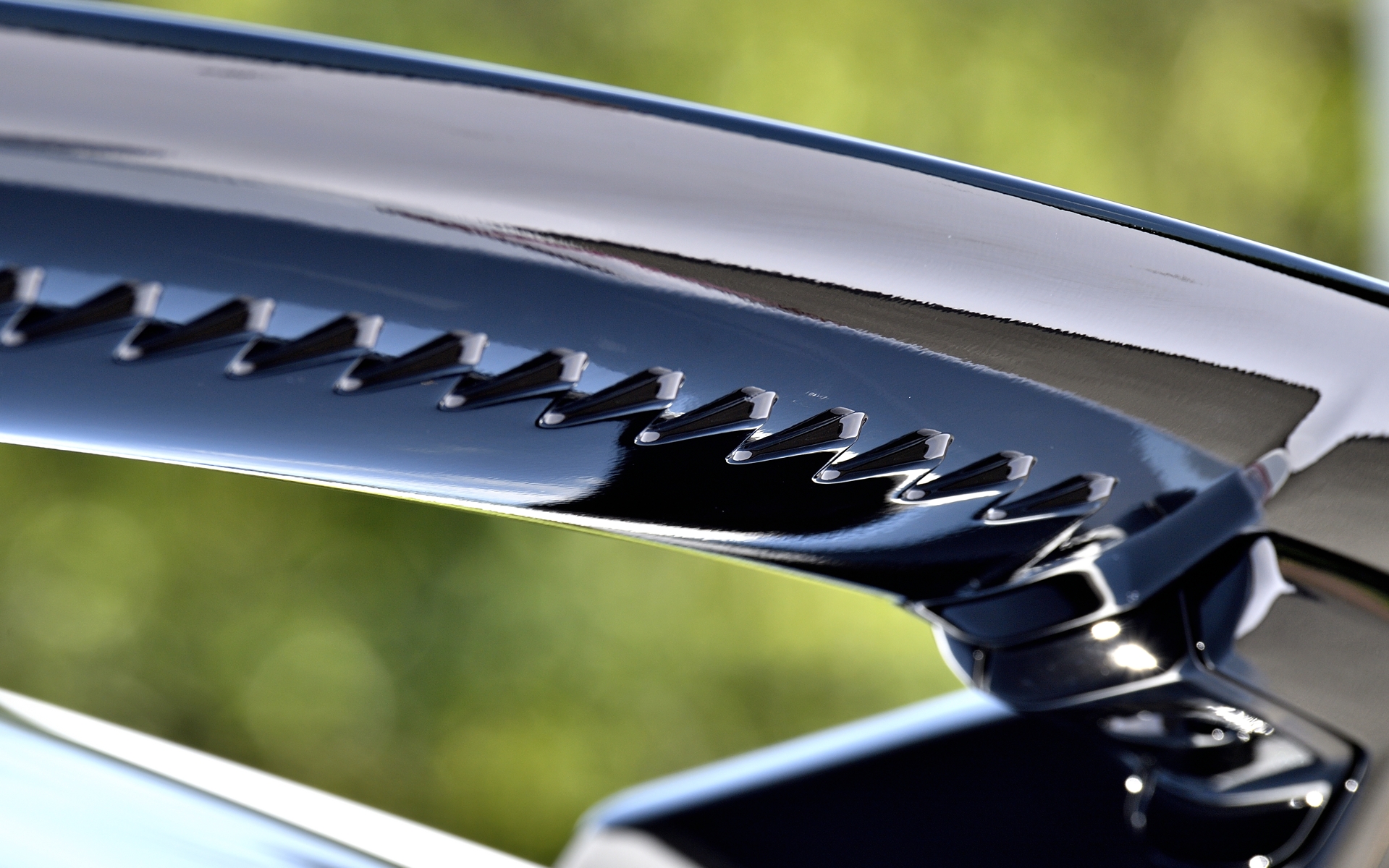 ウイングの下面には実効空力デバイスの1つである、ギザギザののこぎり歯のようなシェブロン形状を採用