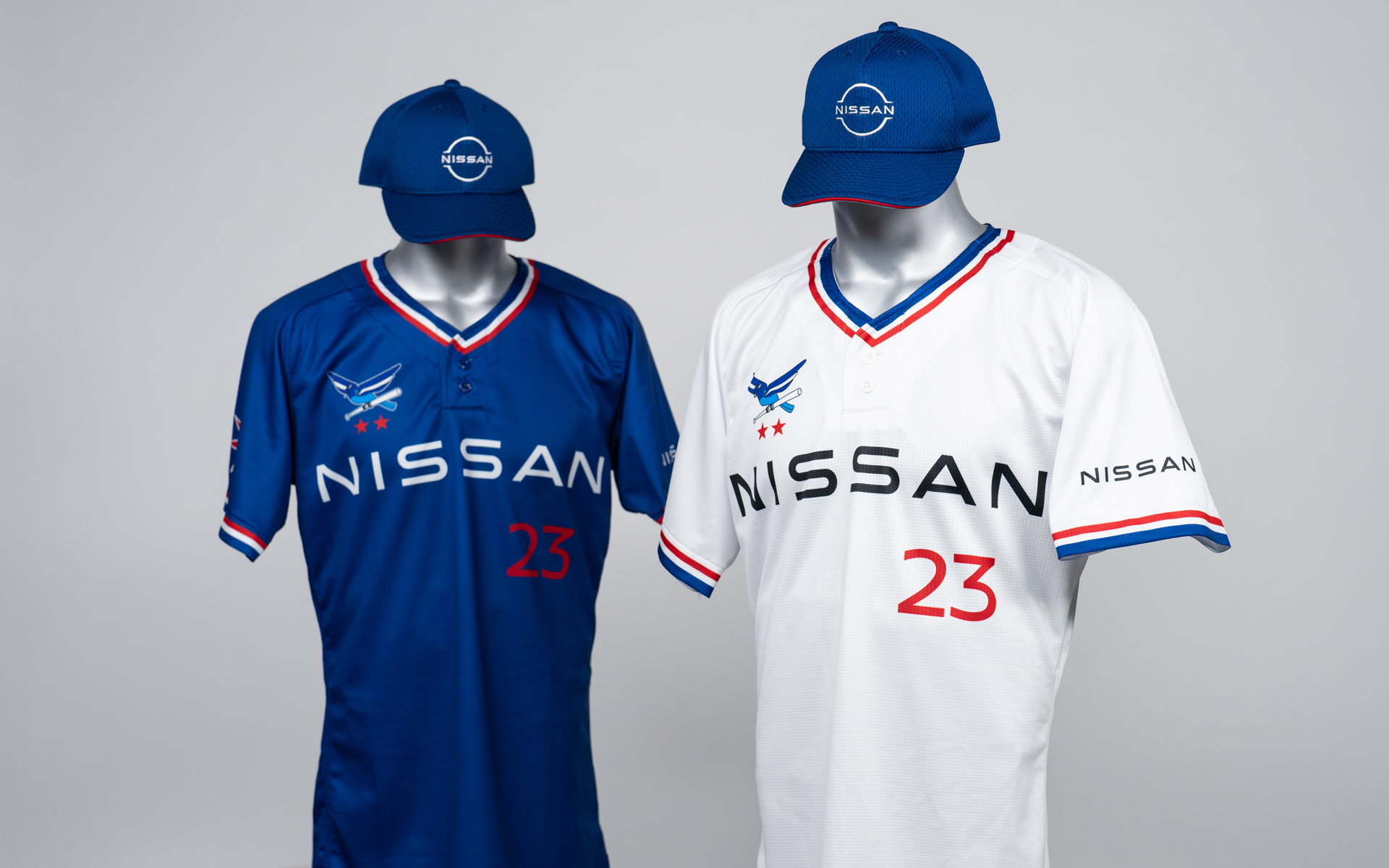 ホワイトがホーム用で、ブルーはアウェイ用