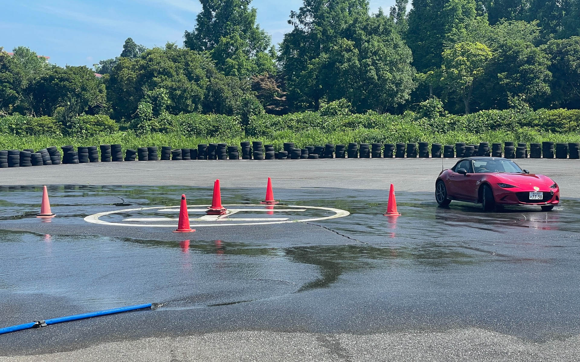 即席のウェット円旋回路。池から汲み上げた水を盛大に撒いてもらった。ついでに池の魚も汲み上げられてしまい跳ね回っていたが、帰してあげました。元気です