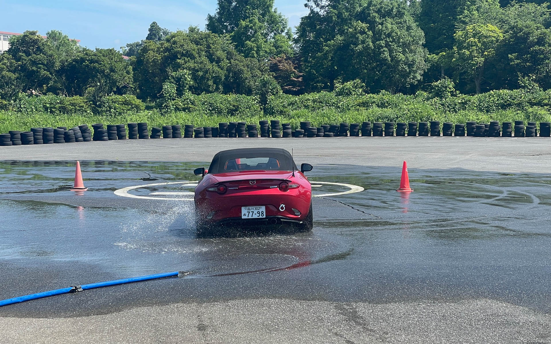 ドリフトする微妙なアクセルワークに手こずってスピンしてしまうのは常。1速なので大した速度じゃないが、それはそれで大変