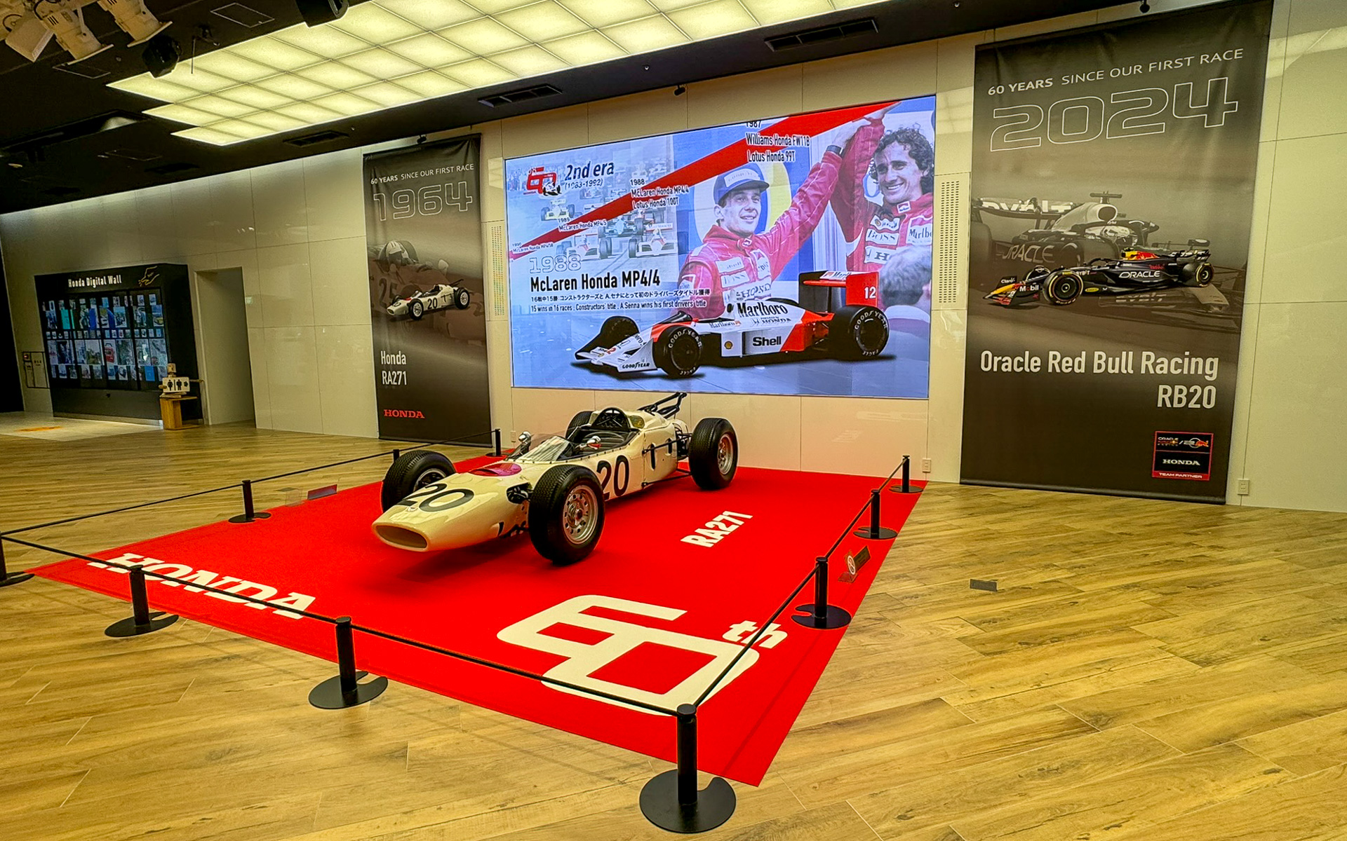 右のタペストリーはRB20