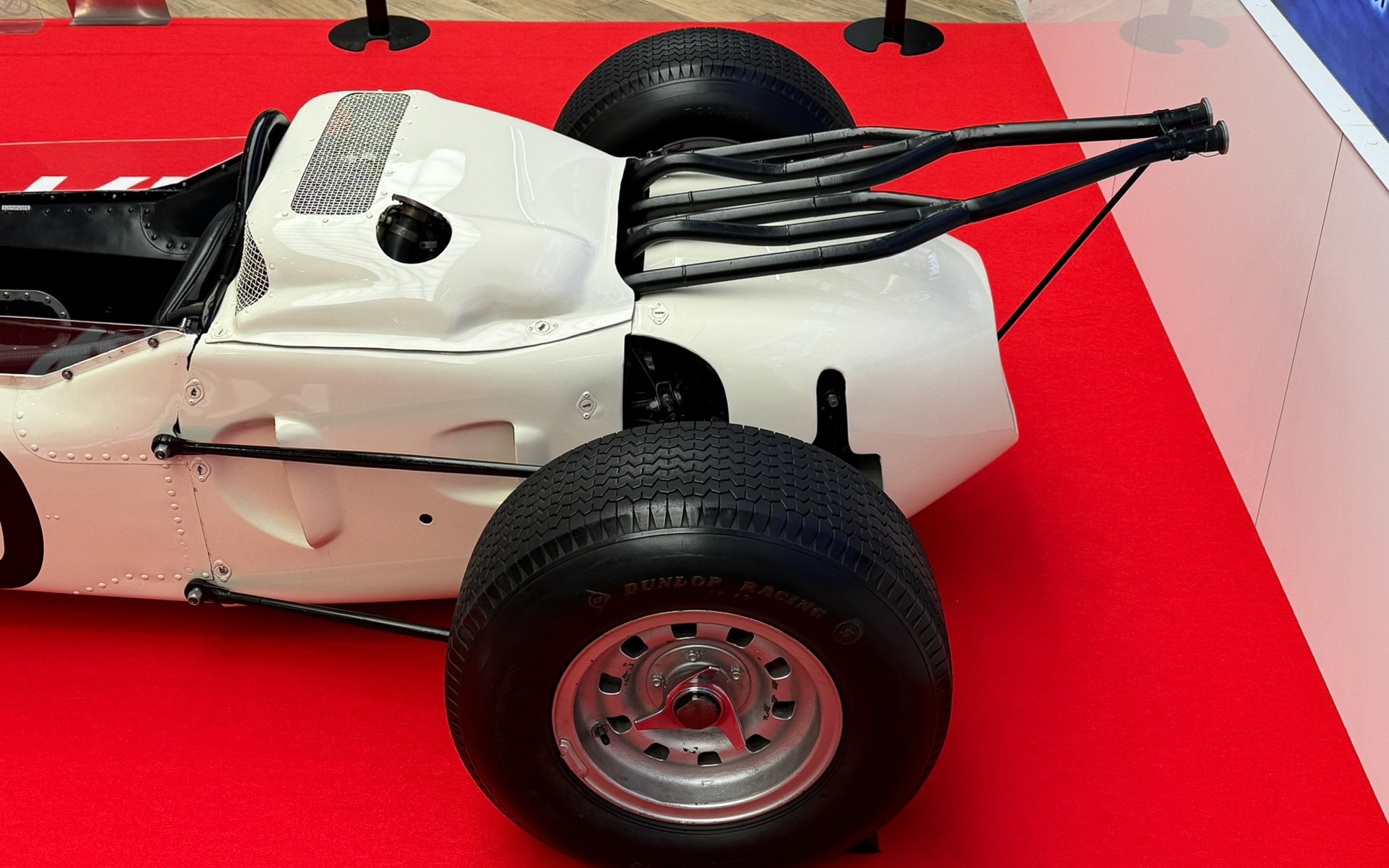 RA271のエンジンまわり。横置きV型12気筒という、オートバイメーカーならではの工夫で参戦した