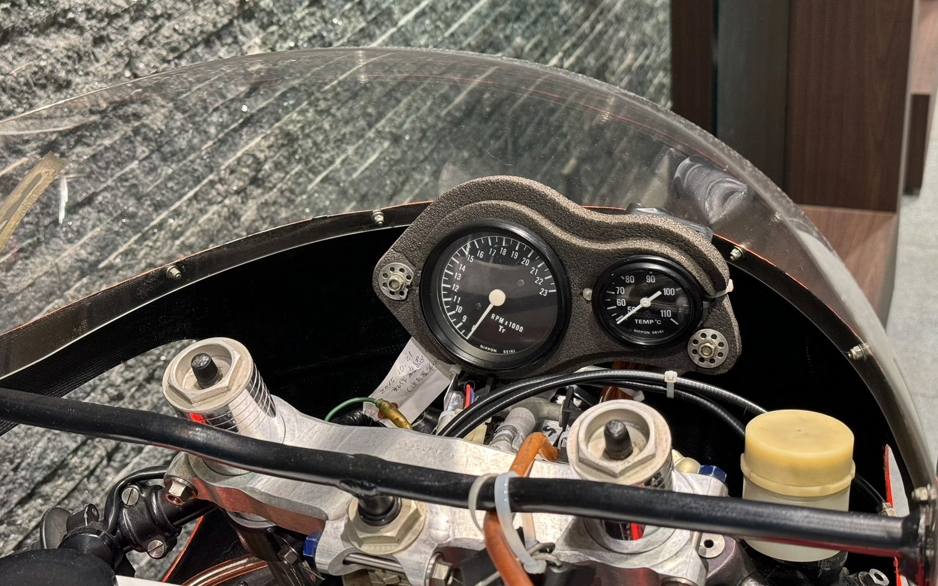 2万rpm以上回ると言われたエンジン。2万3000rpmまで刻まれている