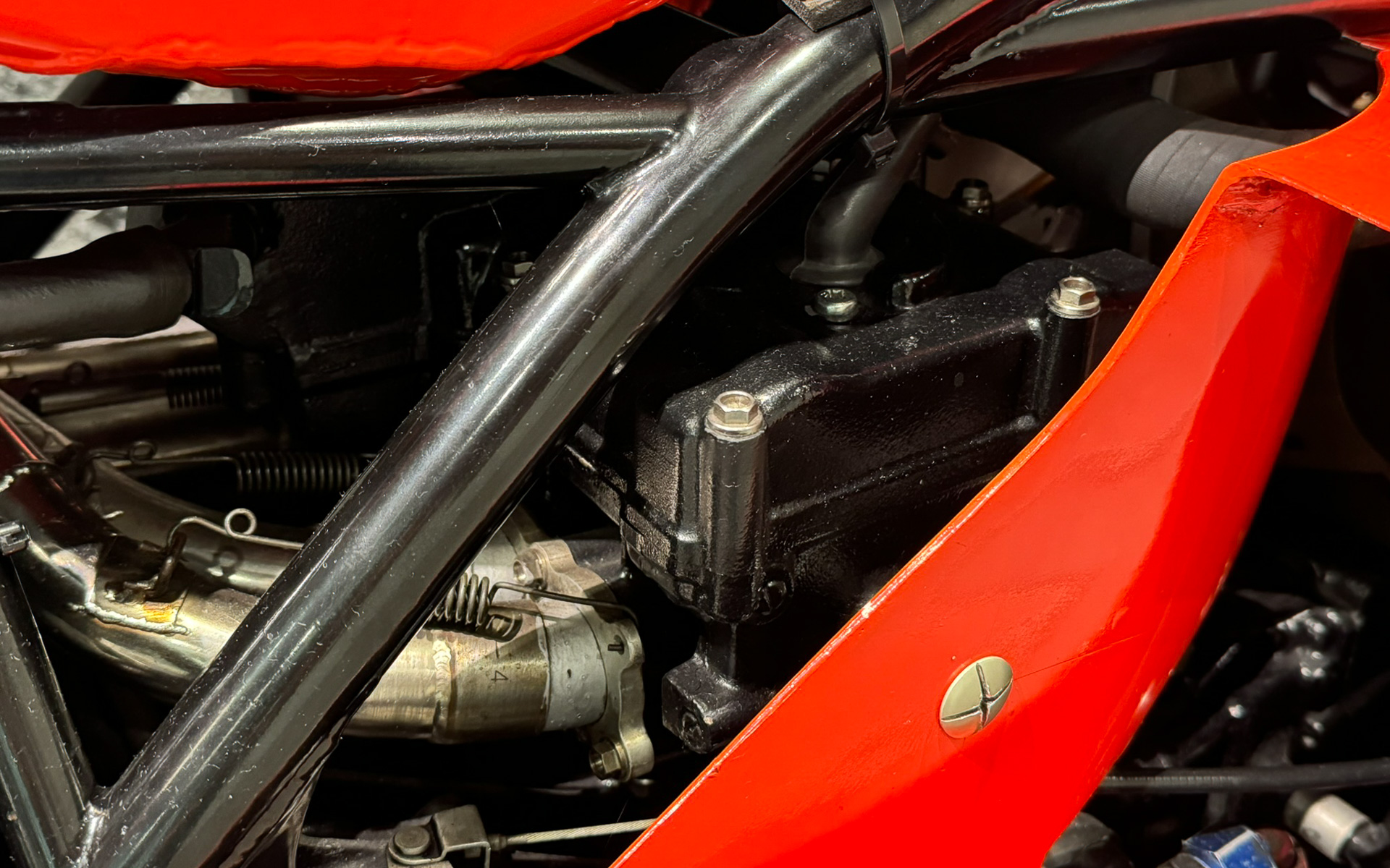 1気筒から2本出る排気管。当時はピストンやシリンダーが公開されておらず、さまざまな予想図が出回った