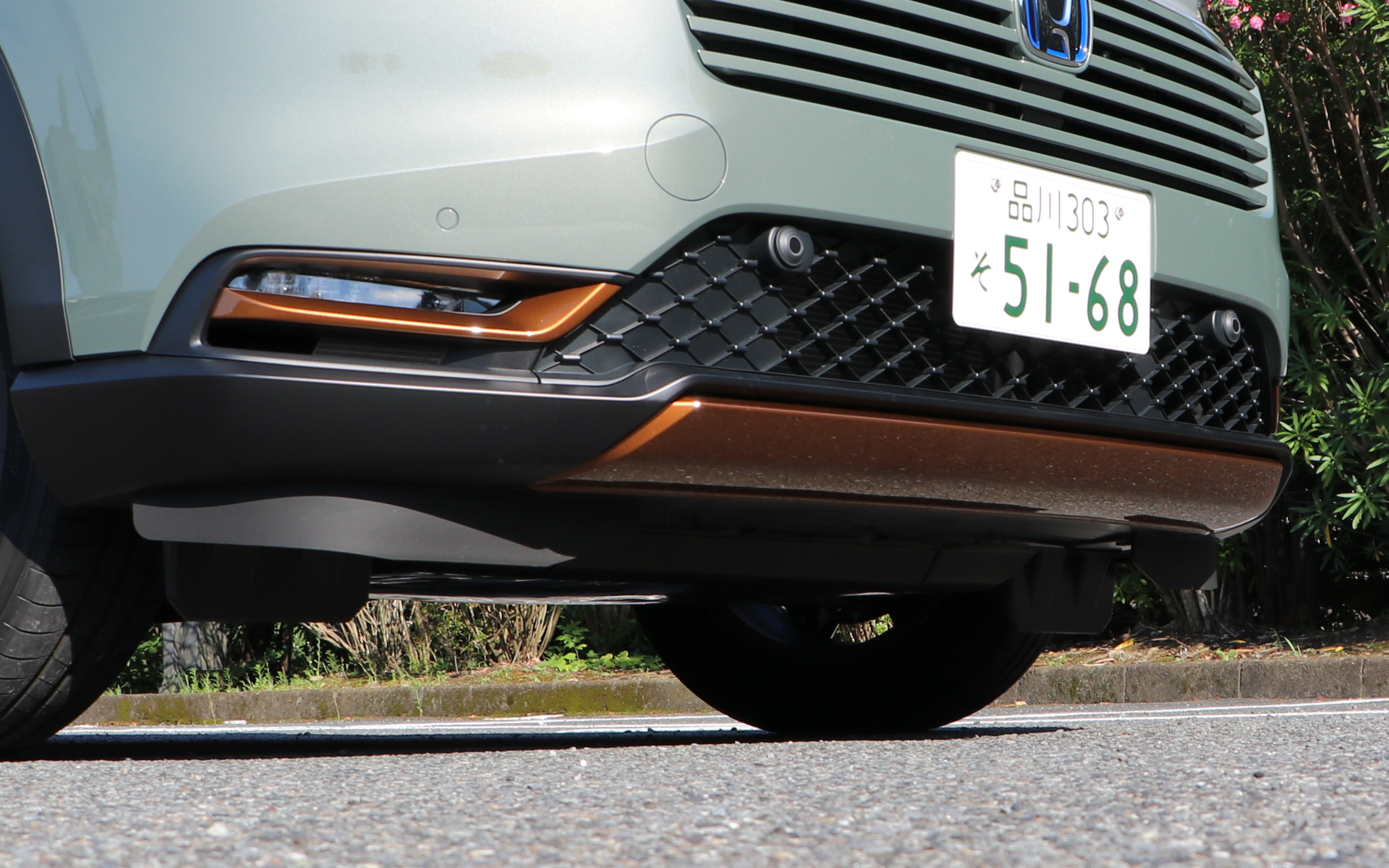 カッパー・メタリックのアクセントがフロントバンパー下部とフォグライトに入る