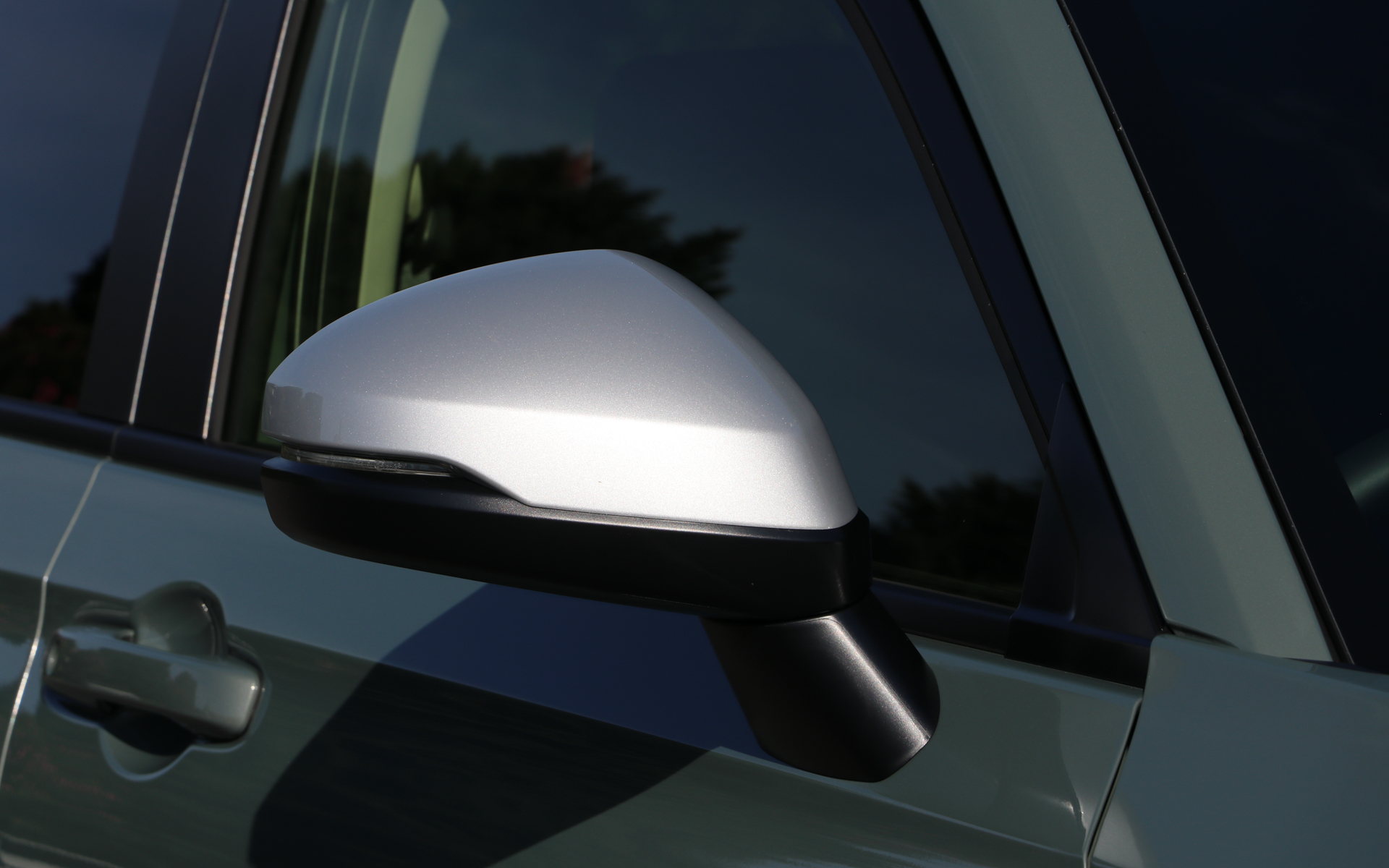 ドアミラーカバーもフロントグリル上部やルーフレールと同じシルバーで加飾される